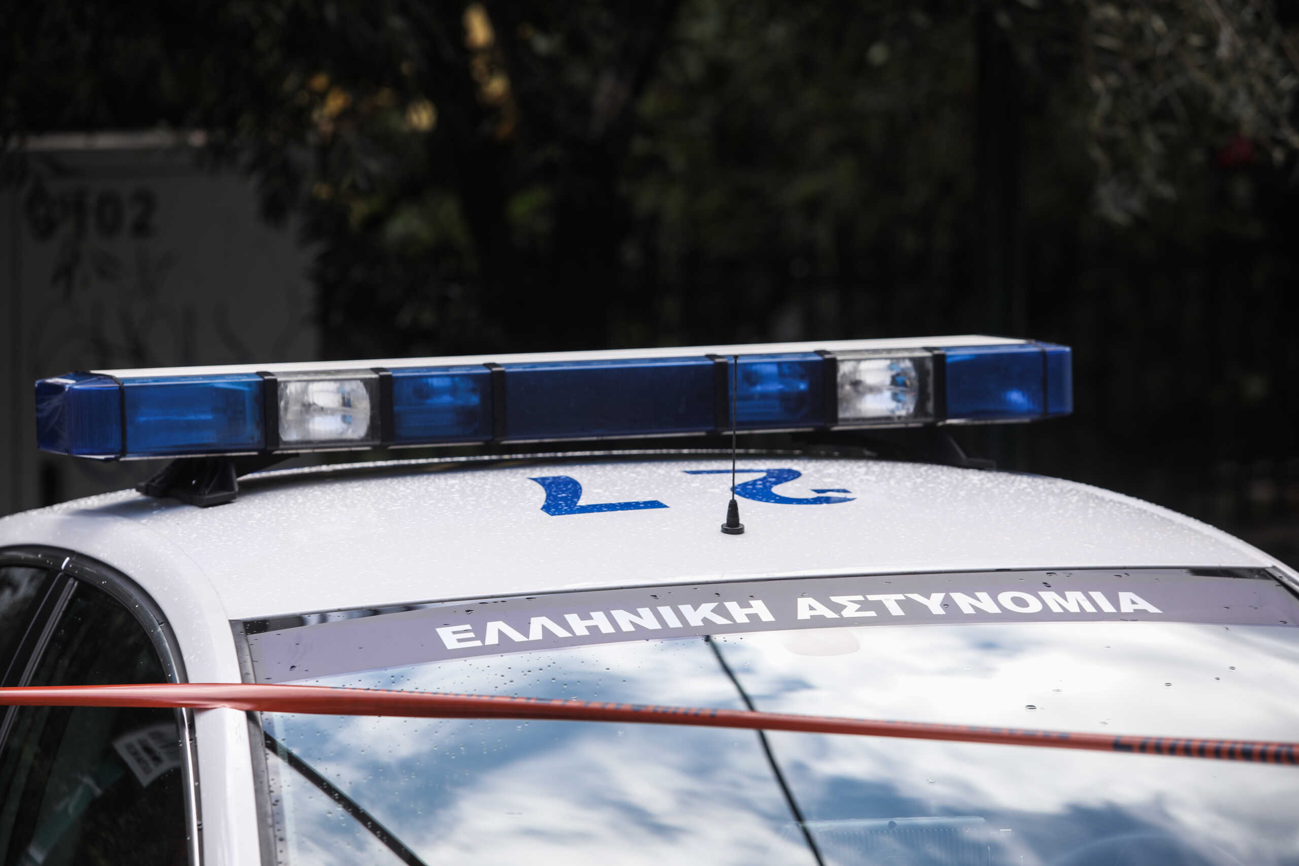 Δύο αδέρφια, μία 29χρονη και ένας 34χρονος που διέμεναν σε διαμέρισμα εντοπίστηκαν από τον τρίτο αδερφό τους νεκρά, σε διαμέρισμα οικογενειακής πολυκατοικίας, επί της οδού Ολυμπίας, στο Νέο Ηράκλειο, Τρίτη 7 Δεκεμβρίου 2021.
(ΣΩΤΗΡΗΣ ΔΗΜΗΤΡΟΠΟΥΛΟΣ