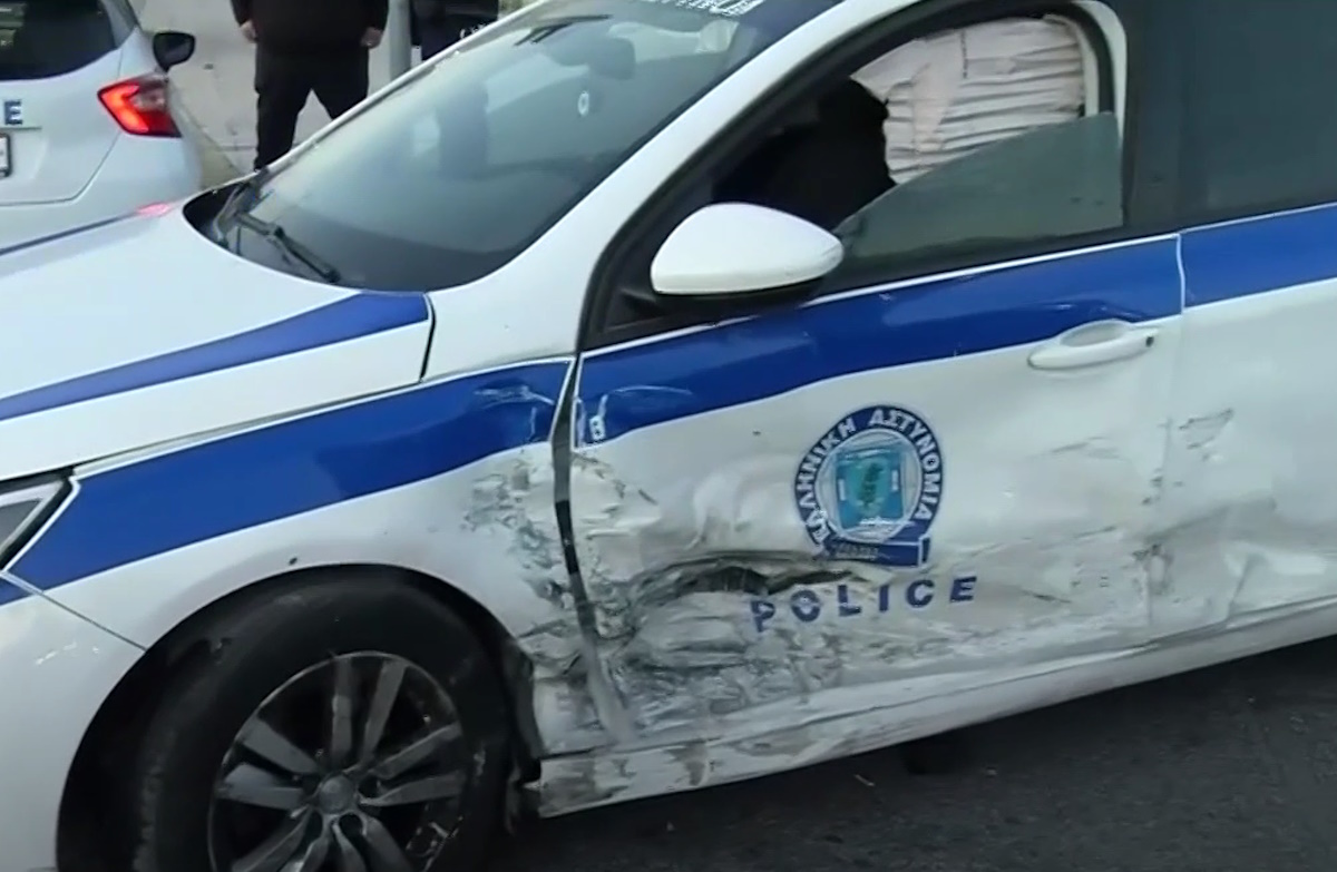 Νίκαια: Τροχαίο με περιπολικό – Ένας αστυνομικός τραυματίστηκε ελαφρά
