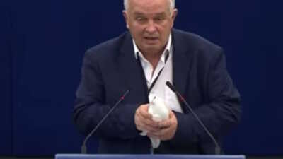 Ευρωβουλευτής έκρυβε σε τσαντάκι περιστέρι και το απελευθέρωσε στο ευρωκοινοβούλιο – Πολλές οι αντιδράσεις