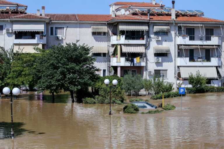 Οργισμένοι οι πλημμυροπαθείς στη Λάρισα έκαψαν τα εκκαθαριστικά του ΕΝΦΙΑ που έλαβαν