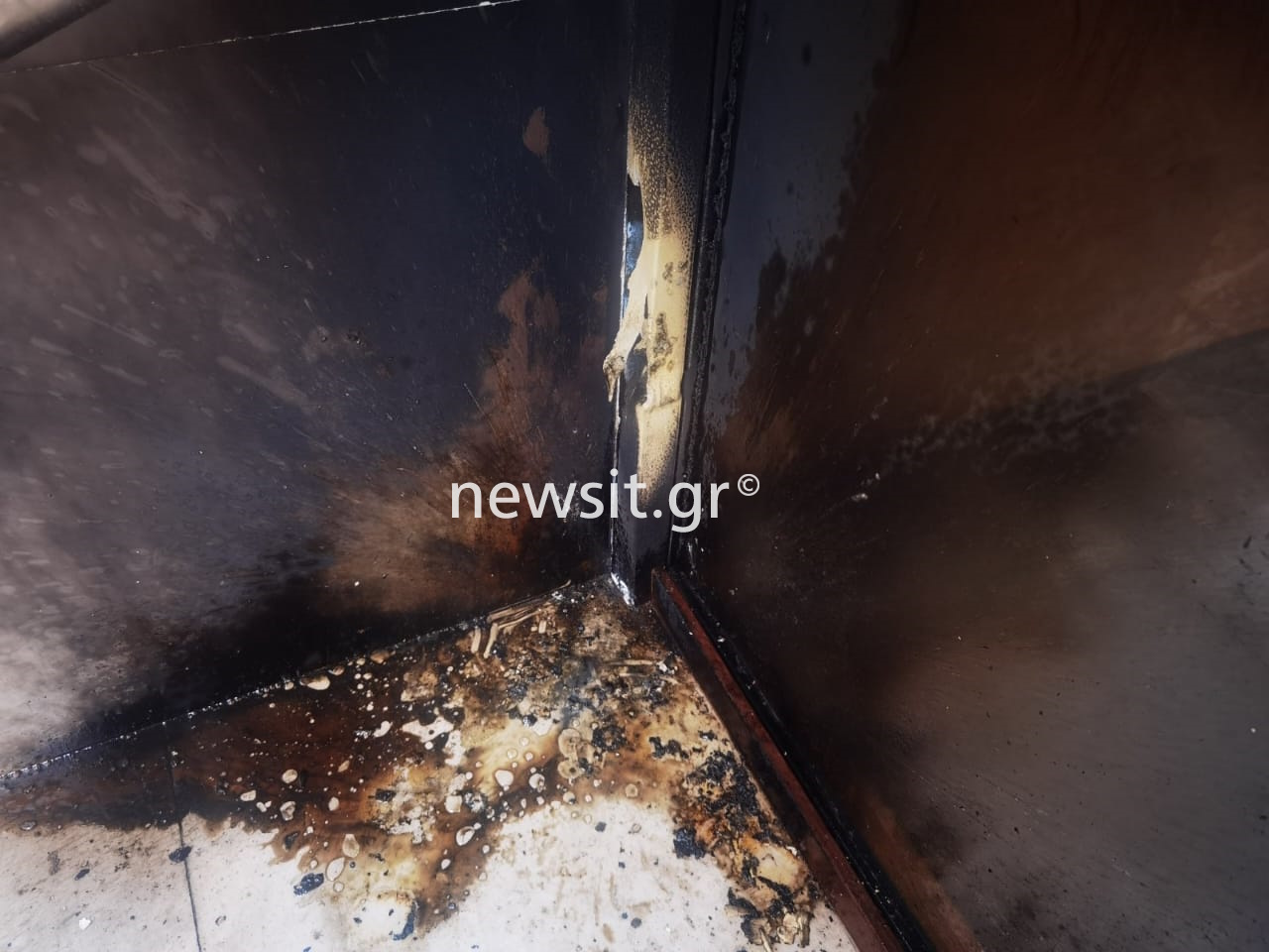 Εξάρχεια: Επίθεση με βόμβες μολότοφ κατά διμοιρίας των ΜΑΤ – Έκρηξη σε πολυκατοικία στου Γκύζη 13