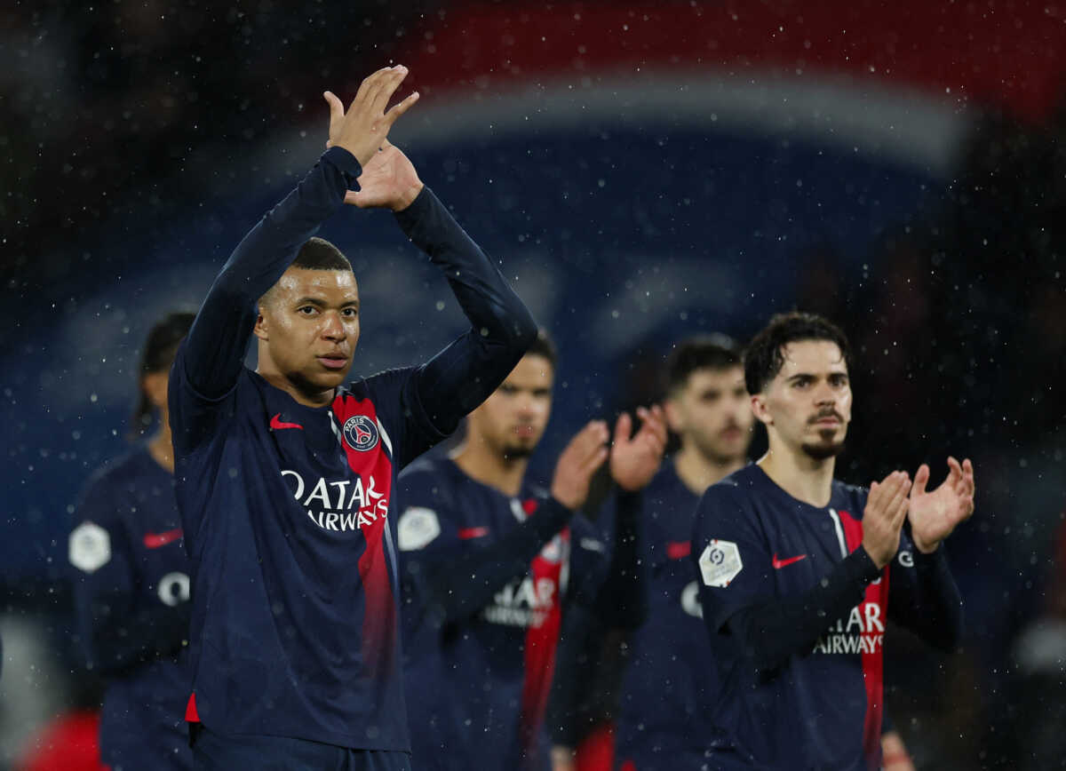 Soccer Football - Ligue 1 - Paris St Germain v Le Havre - Parc des Princes, Paris, France - April 27, 2024 Paris St Germain's Kylian Mbappe applauds fans after the match REUTERS