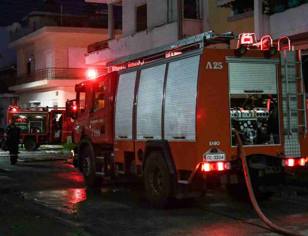 Αθήνα: Υπό έλεγχο η φωτιά στο τριώροφο εγκαταλελειμμένο κτίριο στην οδό Κουμουνδούρου