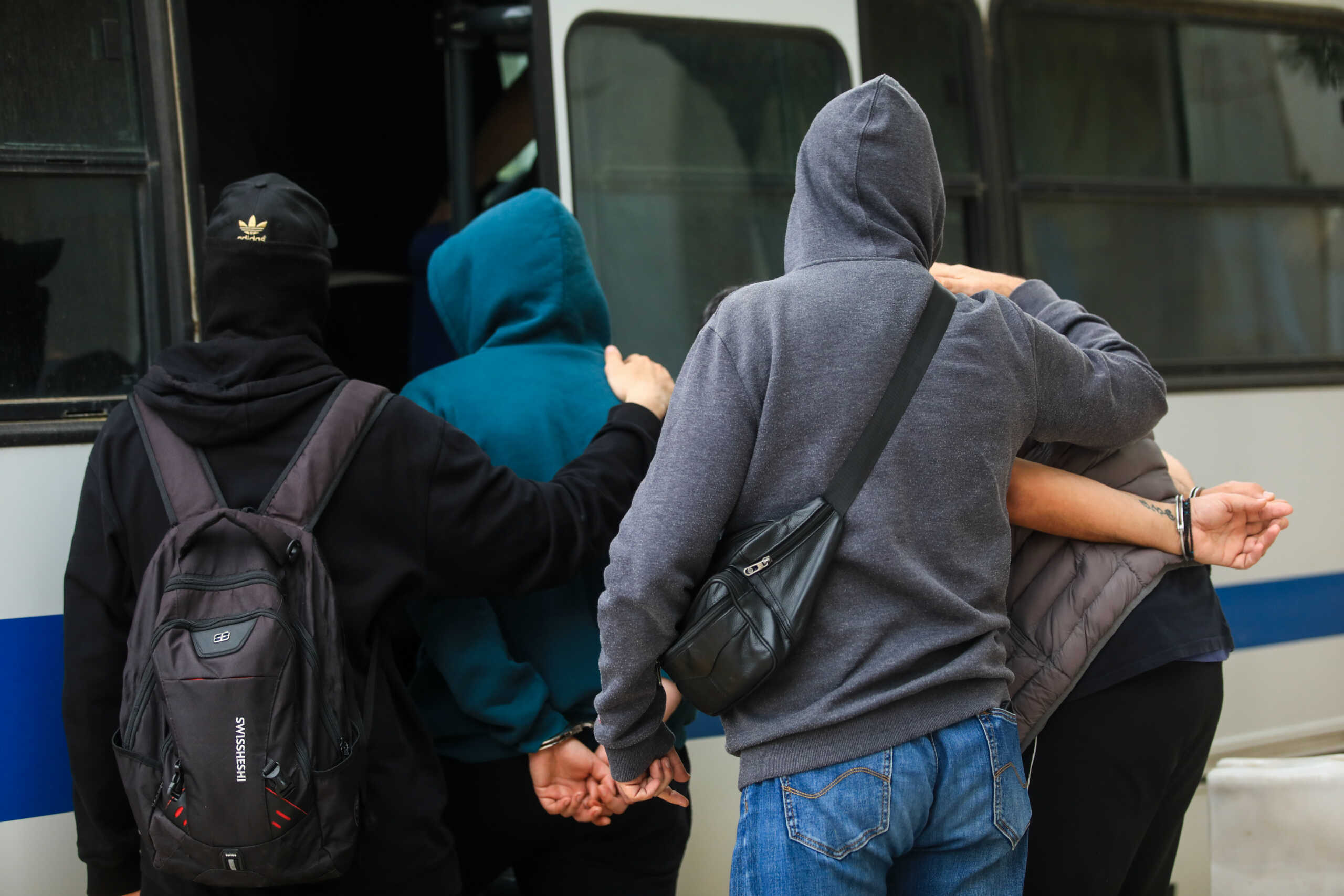Απολογία στον εισαγγελέα των 64 συλληφθέντων για την υπόθεση του θανάσιμου τραυματισμού του 31χρονου αστυνομικού των ΜΑΤ Γιώργου Λυγγερρίδη στου Ρέντη, μετά την στοχευμένη αστυνομική επιχείρηση που ξεκίνησε το βράδυ της Κυριακής από την Υποδιεύθυνση Αντιμετώπισης Βίας στους Αθλητικούς Χώρους σε συνεργασία με άλλες υπηρεσίες της ΕΛ.ΑΣ., Τρίτη 23 Απριλίου 2024. 
(ΓΙΑΝΝΗΣ ΠΑΝΑΓΟΠΟΥΛΟΣ