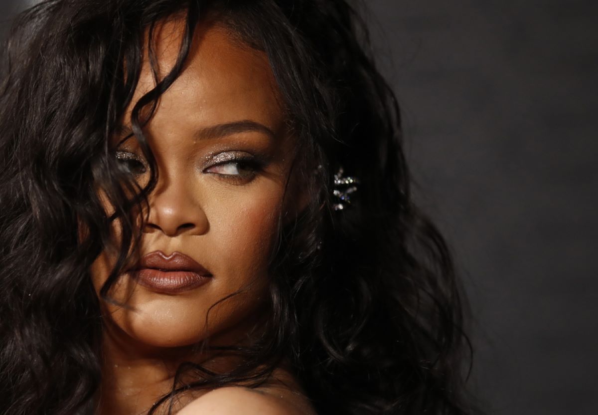 Rihanna: Φωτογραφήθηκε ως σέξι καλόγρια και δίχασε τους θαυμαστές της