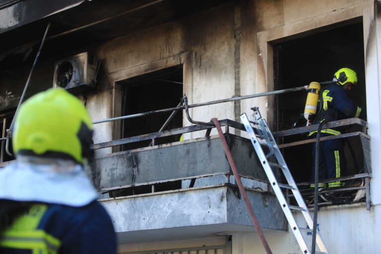 Ένοικος είχε απειλήσει να βάλει φωτιά στην πολυκατοικία στη Ριζούπολη και αναζητείται