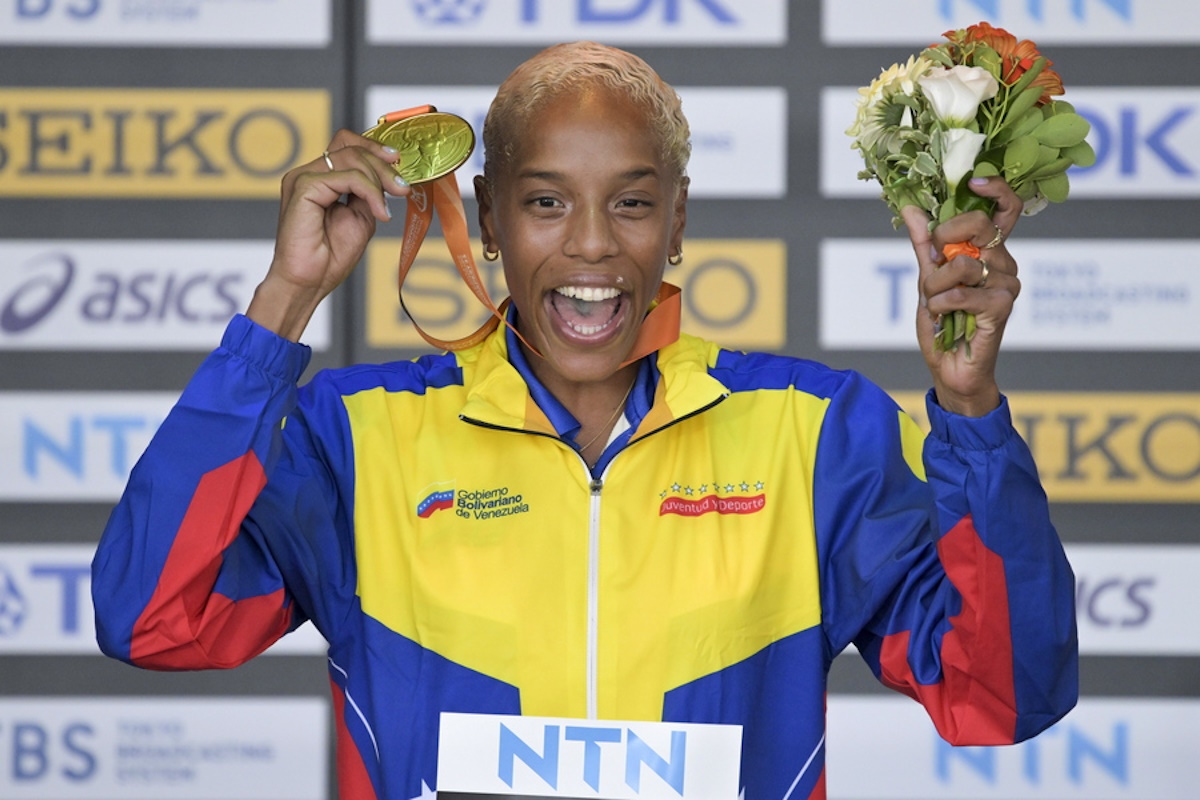 epa10821884 Gold medalist Yulimar Rojas of Venezuela celebrates during the medal ceremony for the women's triple jump during the World Athletics Championships in Budapest, Hungary, 26 August 2023.  EPA