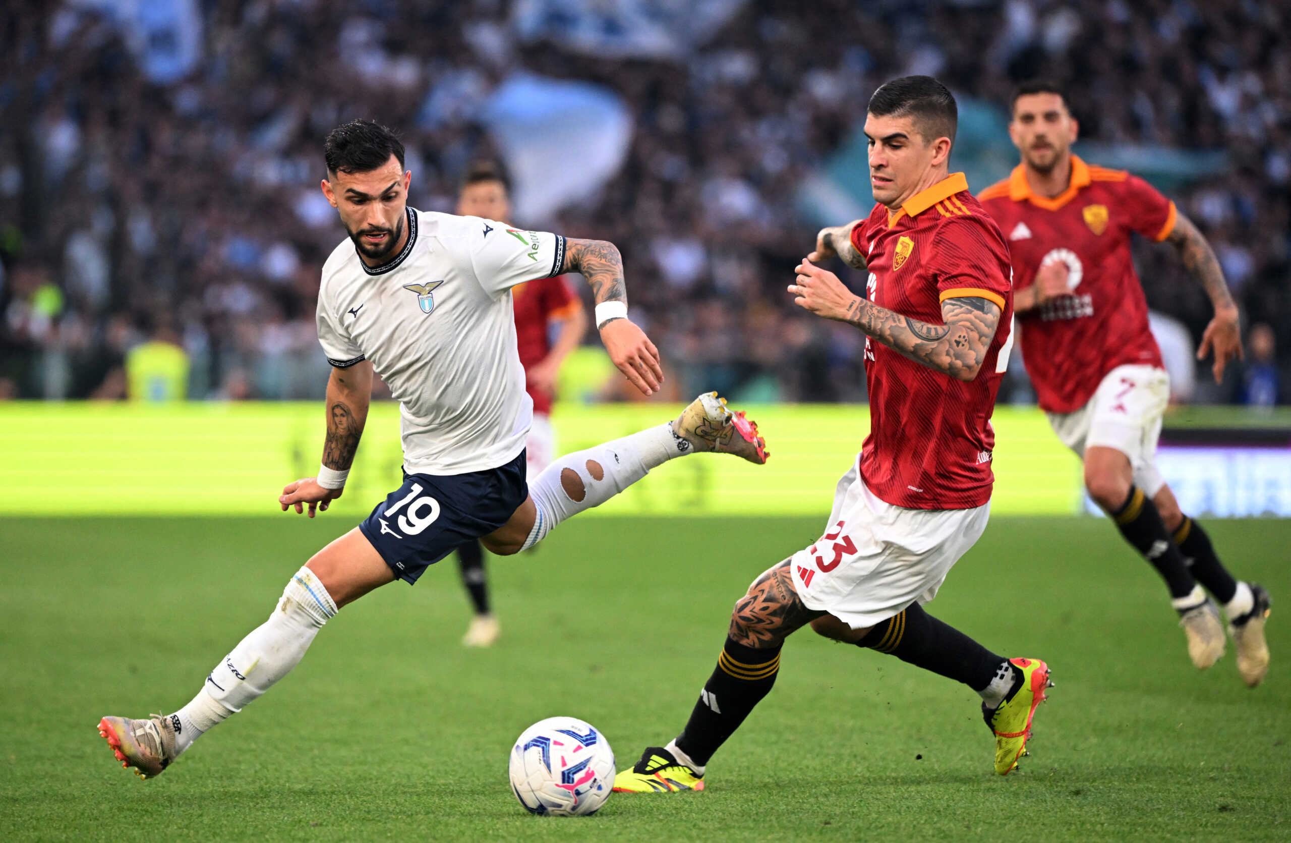 Soccer Football - Serie A - AS Roma v Lazio - Stadio Olimpico, Rome, Italy - April 6, 2024  Lazio's Taty Castellanos in action with AS Roma's Gianluca Mancini REUTERS