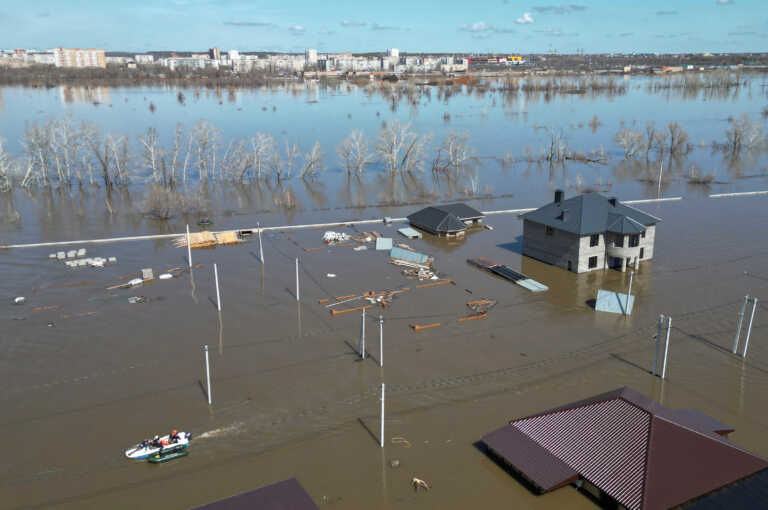 Απέραντη λίμνη! Οι πλημμύρες έδιωξαν 110.000 ανθρώπους από τα σπίτια τους σε Ουράλια, Σιβηρία, Καζακστάν