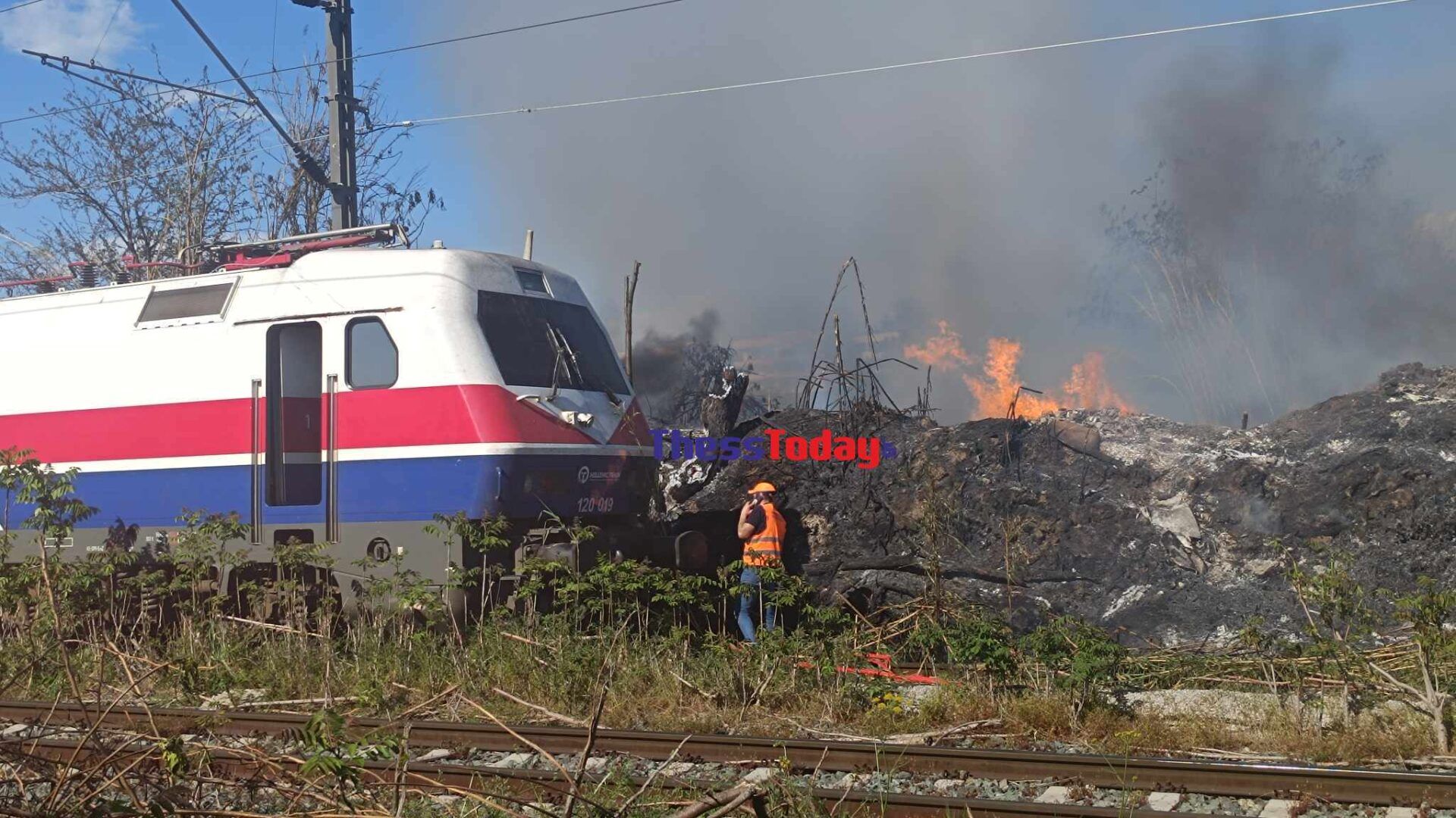 Θεσσαλονίκη: Φθορές σε τρένο της Hellenic Train από φωτιά – Σώθηκαν τελευταία στιγμή οι μηχανοδηγοί 