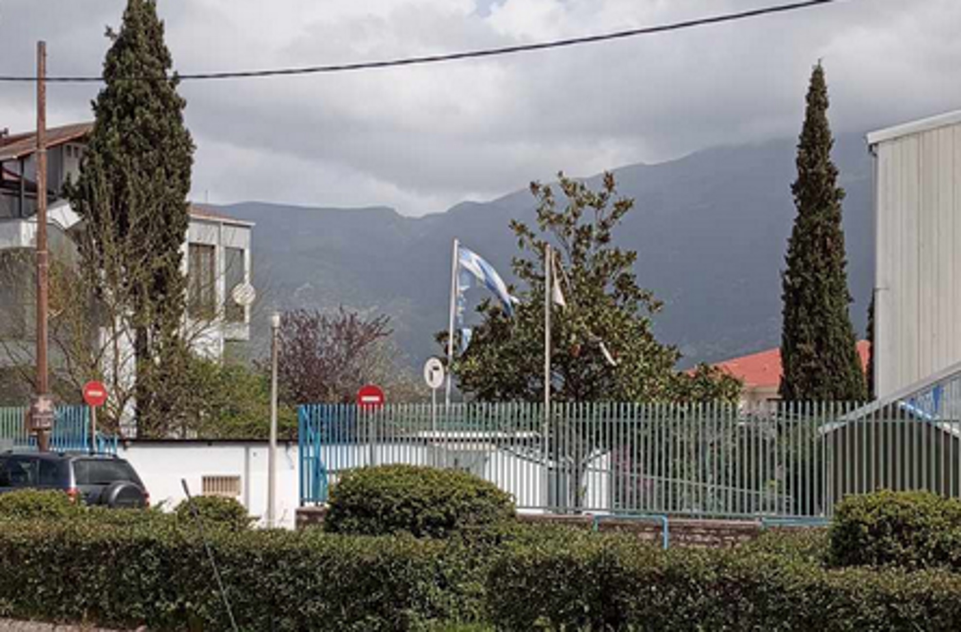 Γιάννενα: «Κουρέλι» η ελληνική σημαία σε ένα από τα στολίδια της πόλης