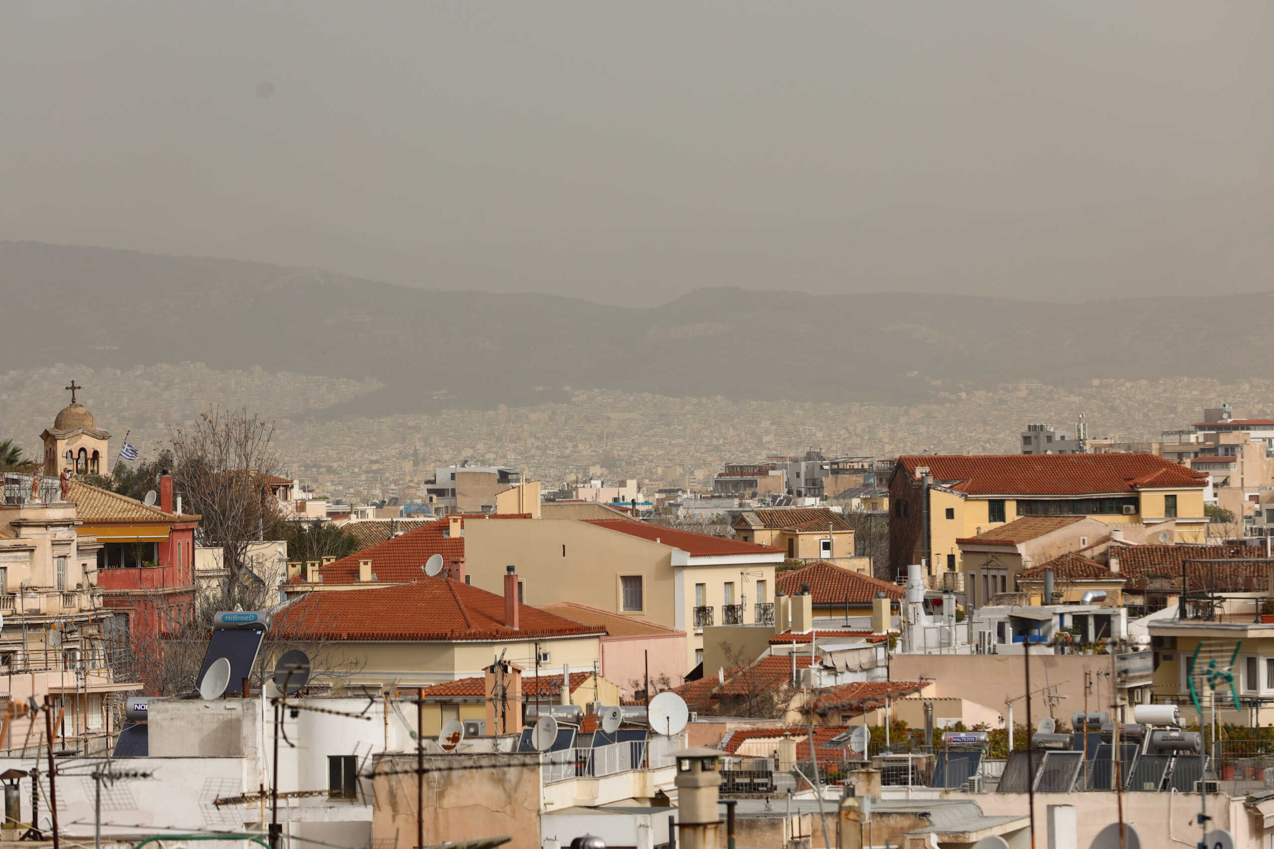 Στιγμιότυπο από την Αθήνα, Πέμπτη 28 Μαρτίου 2024. Σκόνη που μεταφέρθηκε, λόγω μετεωρολογικών συνθηκών από την βόρεια Αφρική σκέπασε την ατμόσφαιρα πάνω από την Αττική. 
(ΓΙΑΝΝΗΣ ΠΑΝΑΓΟΠΟΥΛΟΣ
