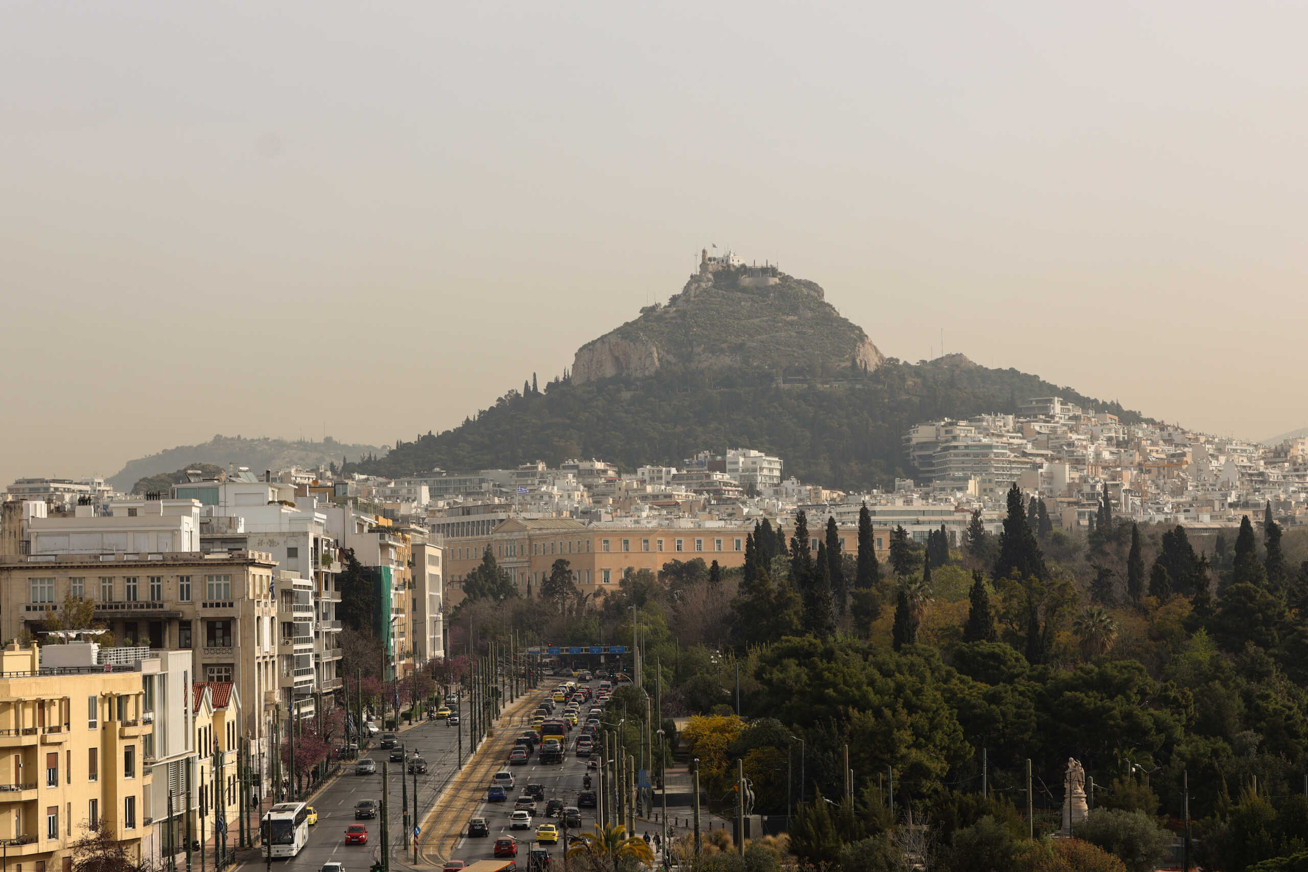 Καιρός: Αφρικανική σκόνη και άνεμοι Foen σήμερα σε όλη τη χώρα – Πότε υποχωρεί το φαινόμενο