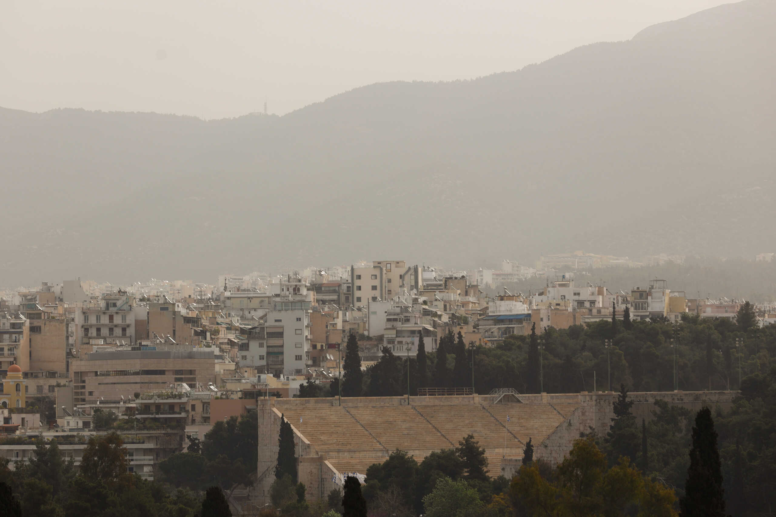 Στιγμιότυπο από την Αθήνα, Πέμπτη 28 Μαρτίου 2024. Σκόνη που μεταφέρθηκε, λόγω μετεωρολογικών συνθηκών από την βόρεια Αφρική σκέπασε την ατμόσφαιρα πάνω από την Αττική. 
(ΓΙΑΝΝΗΣ ΠΑΝΑΓΟΠΟΥΛΟΣ