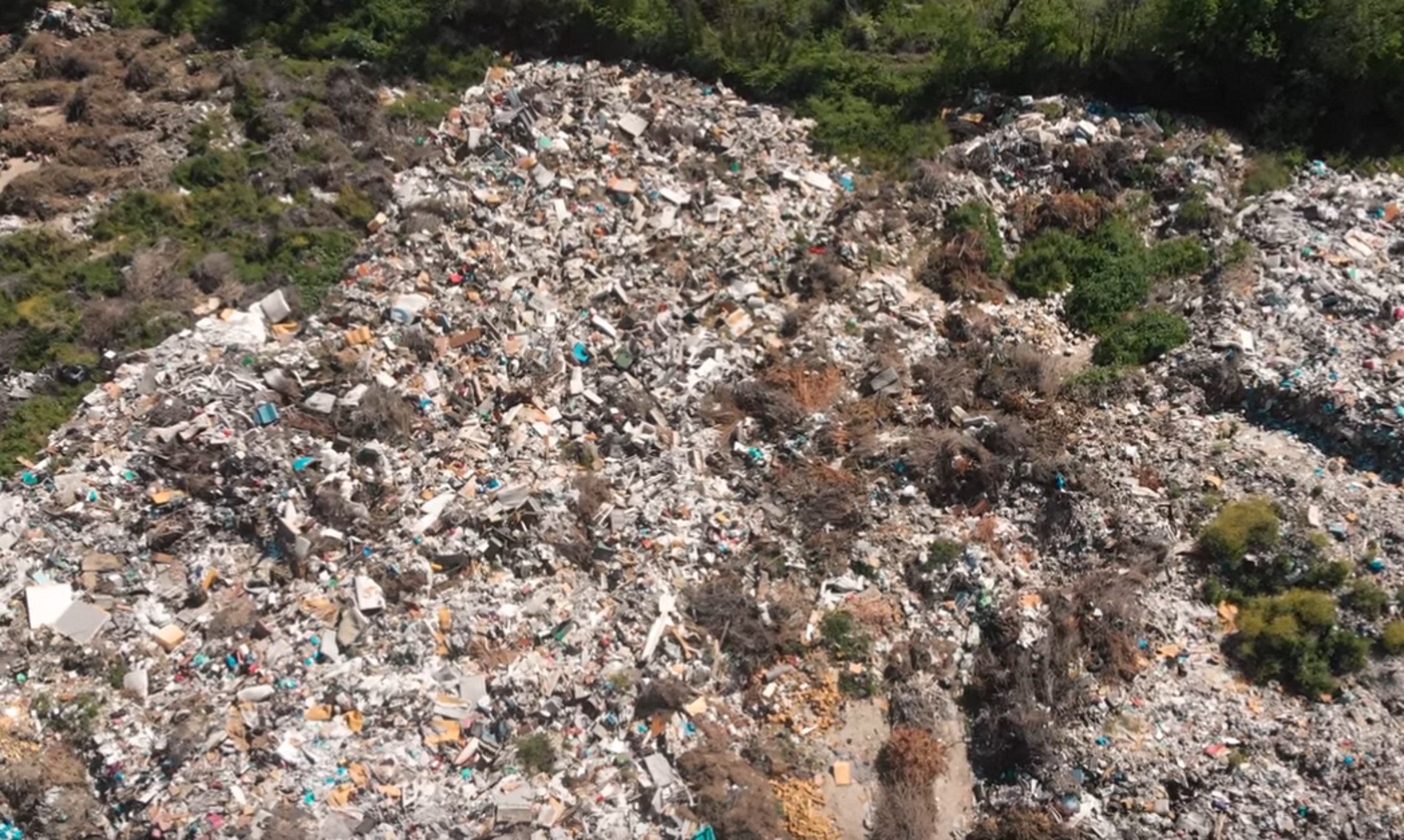 Τρίκαλα: Υγειονομική βόμβα με έναν απέραντο σκουπιδότοπο στο Ριζαριό