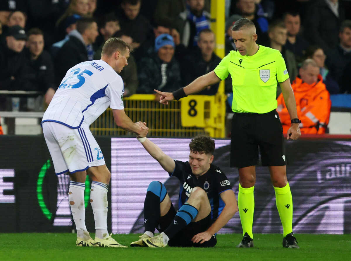 Soccer Football - Europa Conference League - Round of 16 - Second Leg - Club Brugge v Molde - Jan Breydel Stadium, Bruges, Belgium - March 14, 2024 Molde's Anders Hagelskjaer helps Club Brugge's Andreas Skov Olsen as referee Radu Marian Petrescu reacts REUTERS