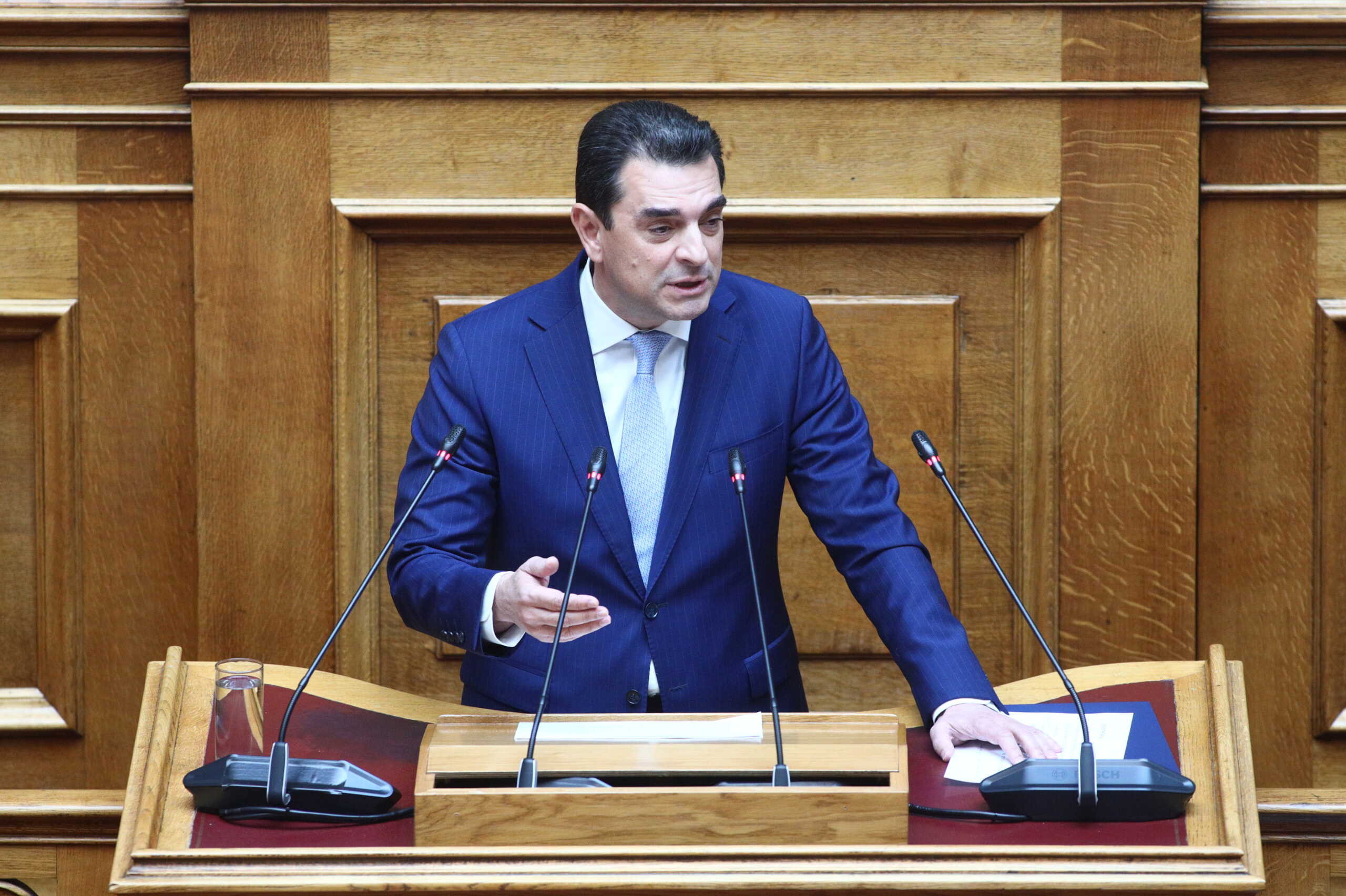 Τρίτη ημέρα της συζήτησης στην Ολομέλεια της Βουλής της πρότασης δυσπιστίας στην κυβέρνηση που κατέθεσε ο πρόεδρος του ΠΑΣΟΚ-Κινήματος Αλλαγής Νίκος Ανδρουλάκης, με αφορμή το δημοσίευμα του "Βήματος της Κυριακής" για αλλοίωση των διαλόγων του σταθμάρχη της Λάρισας με τους μηχανοδηγούς το βράδυ της 28ης Φεβρουαρίου 2023, όταν και συνέβη η πολύνεκρη σύγκρουση αμαξοστοιχιών στα Τέμπη, Πέμπτη 28 Μαρτίου 2024. Την πρόταση δυσπιστίας του ΠΑΣΟΚ-Κινήματος Αλλαγής στηρίζουν ΣΥΡΙΖΑ-Προοδευτική Συμμαχία, ΚΚΕ, Νέα Αριστερά, Ελληνική Λύση και Πλεύση Ελευθερίας.  
(ΓΙΑΝΝΗΣ ΠΑΝΑΓΟΠΟΥΛΟΣ