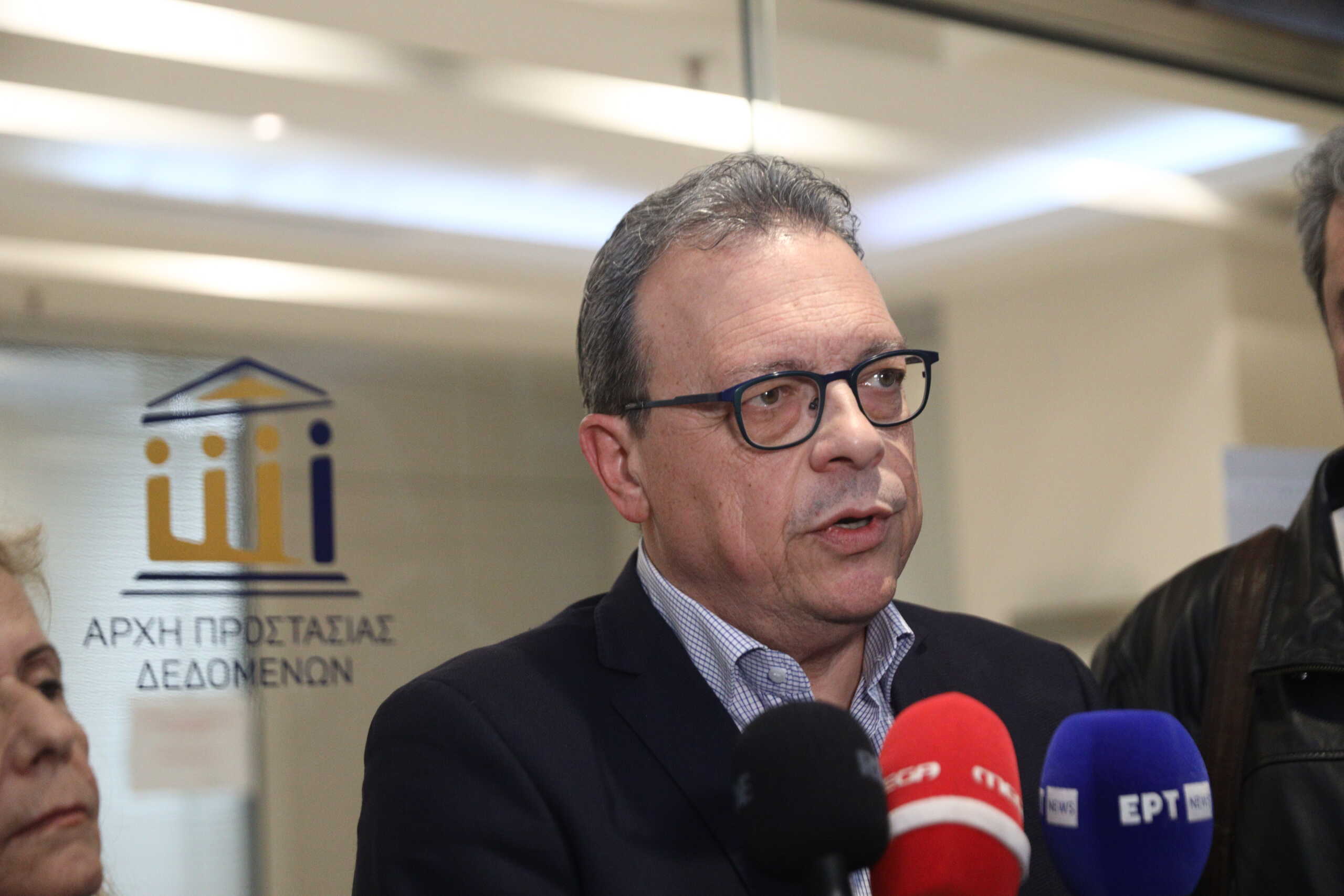 Συνάντηση με τον Πρόεδρο της Ανεξάρτητης Αρχής Προστασίας Δεδομένων Προσωπικού Χαρακτήρα, Κωνσταντίνο Μενουδάκο αντιπροσωπείας της Κοινοβουλευτικής Ομάδας του ΣΥΡΙΖΑ-Π.Σ., μετά το πολιτικό πρόβλημα που έχει ανακύψει με τις καταγγελίες σχετικά με την αποστολή ανεπιθύμητης ηλεκτρονικής επικοινωνίας από ευρωβουλευτή της ΝΔ σε απόδημους Έλληνες ενόψει των Ευρωεκλογών και σχετικά με την παραβίαση της νομοθεσίας προστασίας των προσωπικών δεδομένων, τρίτη 5 Μαρτίου 2024. Στην αντιπροσωπεία του ΣΥΡΙΖΑ-Π.Σ., με επικεφαλής τον Σωκράτη Φάμελλο,  συμμετείχαν επίσης η τομεάρχης Εσωτερικών, Γιώτα Πούλου, ο τομεάρχης Δικαιοσύνης, Αλέξανδρος Αυλωνίτης και ο τομεάρχης Διαφάνειας Παύλος Πολάκης.
(ΓΙΑΝΝΗΣ ΠΑΝΑΓΟΠΟΥΛΟΣ
