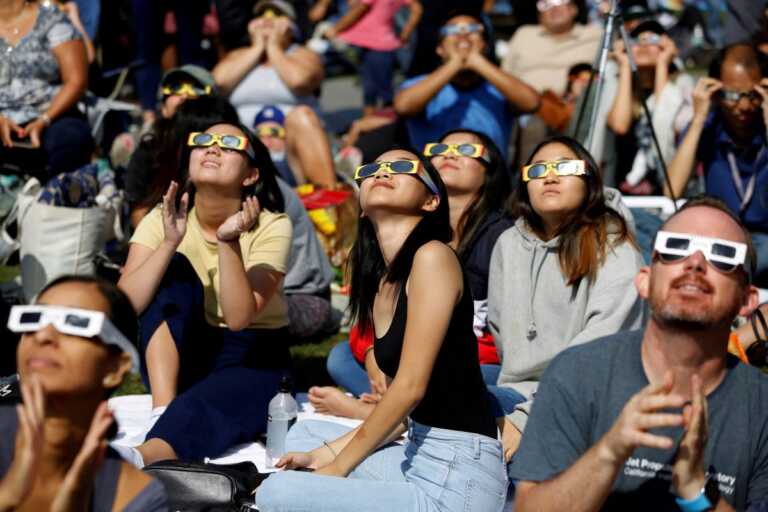 Φρενίτιδα σε ΗΠΑ, Μεξικό και Καναδά για την έκλειψη ηλίου – Πώς μπορείτε να τη δείτε live
