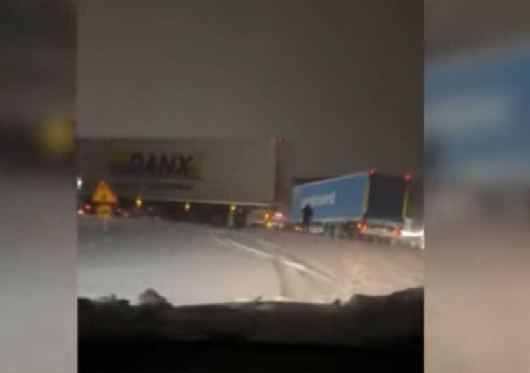 Κυκλοφοριακό χάος λόγω σφοδρής χιονόπτωσης στη Σουηδία