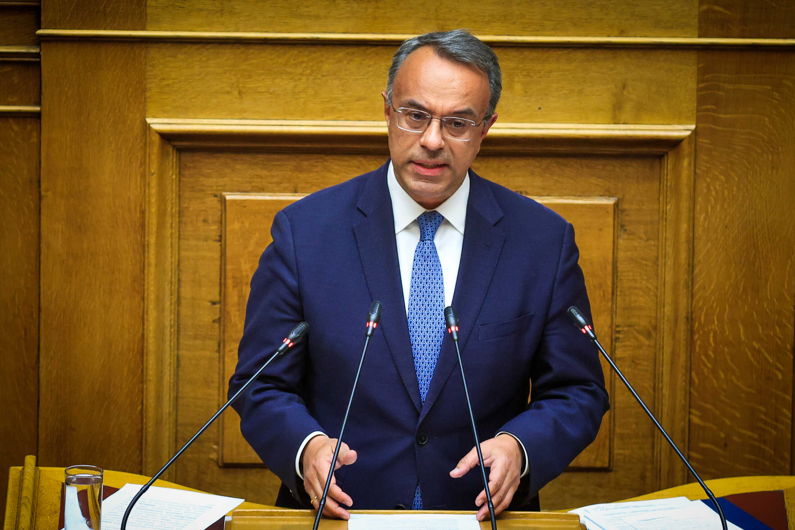 Συζήτηση στην Ολομέλεια της Βουλής της πρότασης δυσπιστίας στην κυβέρνηση που κατέθεσε ο πρόεδρος του ΠΑΣΟΚ-Κινήματος Αλλαγής Νίκος Ανδρουλάκης, με αφορμή το δημοσίευμα του "Βήματος της Κυριακής" για αλλοίωση των διαλόγων του σταθμάρχη της Λάρισας με τους μηχανοδηγούς το βράδυ της 28ης Φεβρουαρίου 2023, όταν και συνέβη η πολύνεκρη σύγκρουση αμαξοστοιχιών στα Τέμπη, Τρίτη 26 Μαρτίου 2024. Την πρόταση δυσπιστίας του ΠΑΣΟΚ-Κινήματος Αλλαγής στηρίζουν ΣΥΡΙΖΑ-Προοδευτική Συμμαχία, ΚΚΕ, Νέα Αριστερά, Ελληνική Λύση και Πλεύση Ελευθερίας. 
(ΓΙΩΡΓΟΣ ΚΟΝΤΑΡΙΝΗΣ