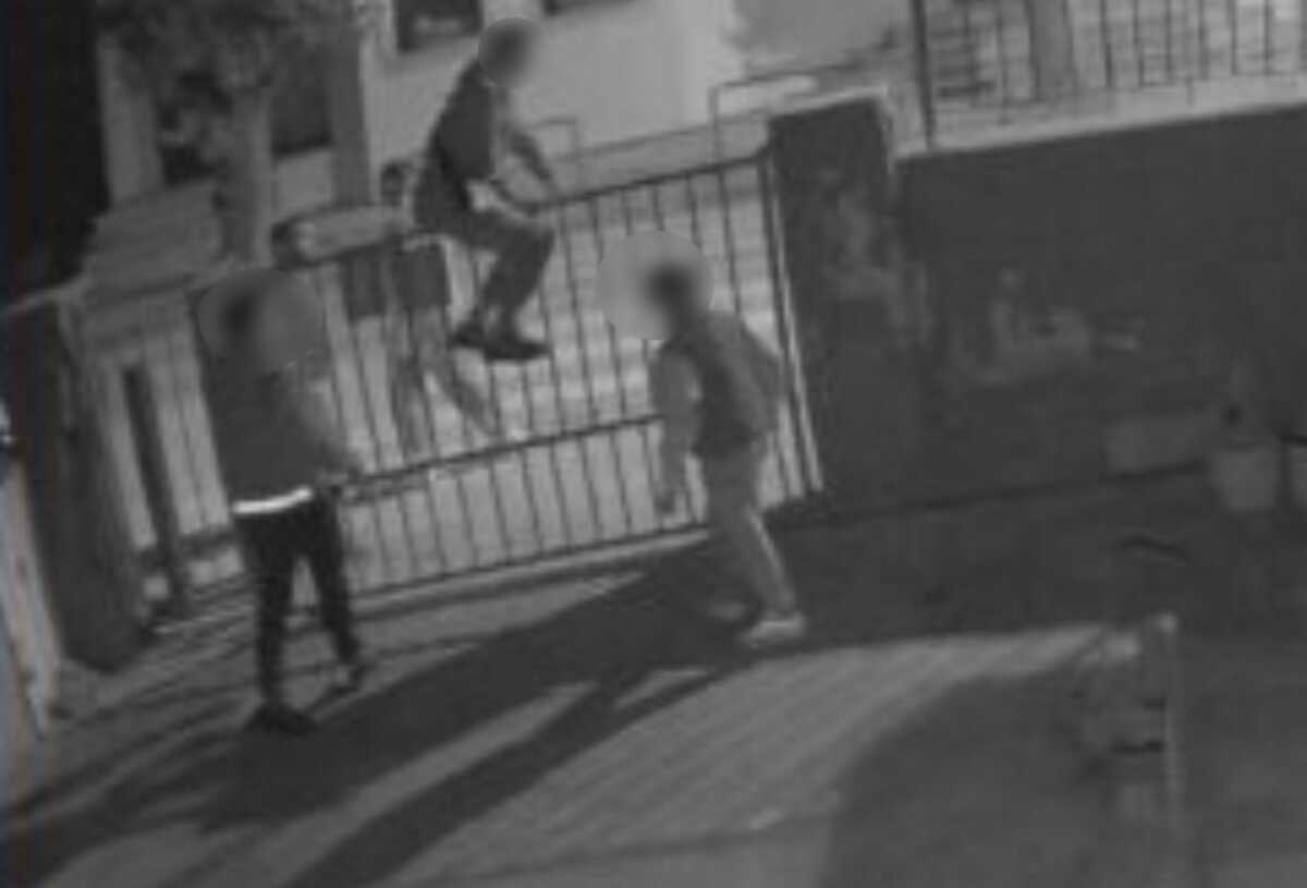 Βόλος: Η στιγμή που εξωσχολικοί μπαίνουν σε δημοτικό σχολείο, εικόνες από τις ζημιές