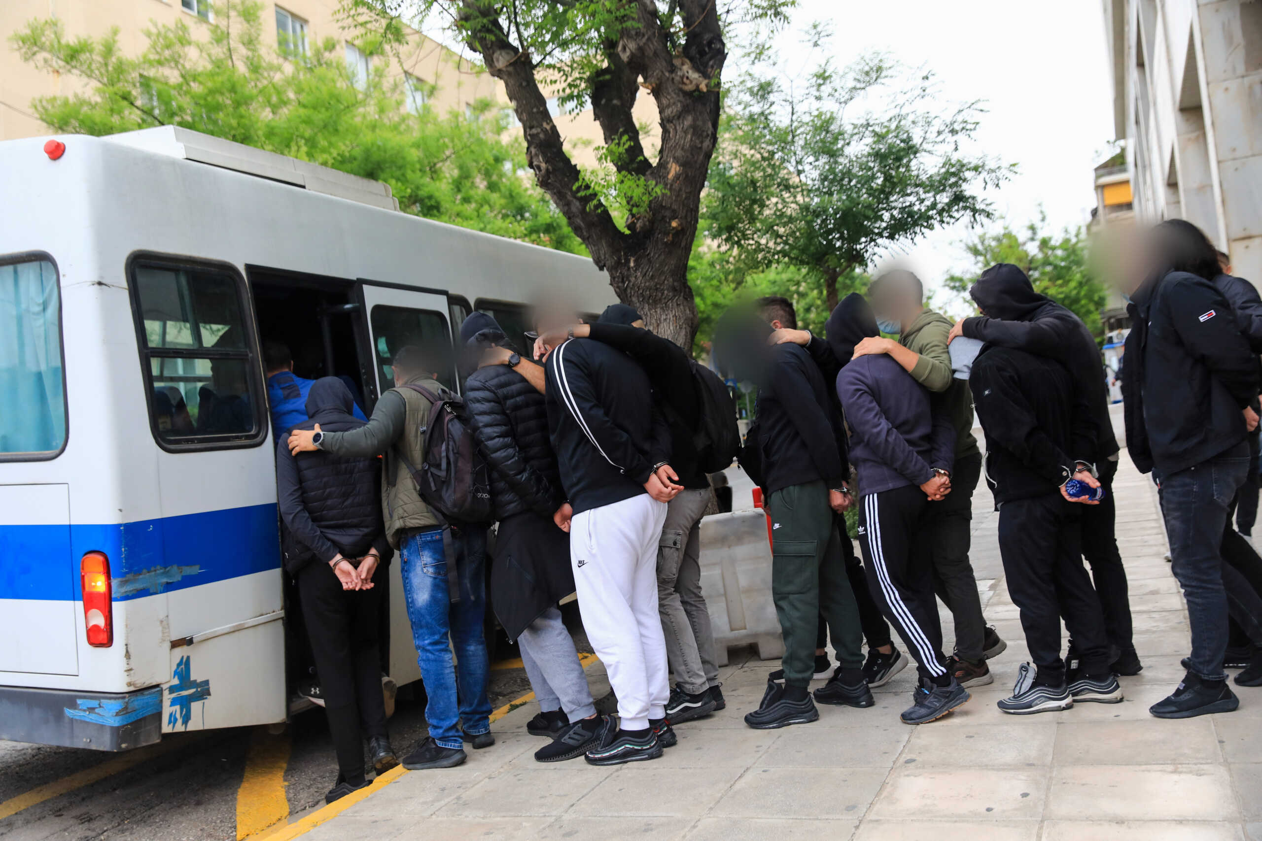 Απολογία στον εισαγγελέα των 64 συλληφθέντων για την υπόθεση του θανάσιμου τραυματισμού του 31χρονου αστυνομικού των ΜΑΤ Γιώργου Λυγγερρίδη στου Ρέντη, μετά την στοχευμένη αστυνομική επιχείρηση που ξεκίνησε το βράδυ της Κυριακής από την Υποδιεύθυνση Αντιμετώπισης Βίας στους Αθλητικούς Χώρους σε συνεργασία με άλλες υπηρεσίες της ΕΛ.ΑΣ., Τρίτη 23 Απριλίου 2024. 
(ΓΙΑΝΝΗΣ ΠΑΝΑΓΟΠΟΥΛΟΣ