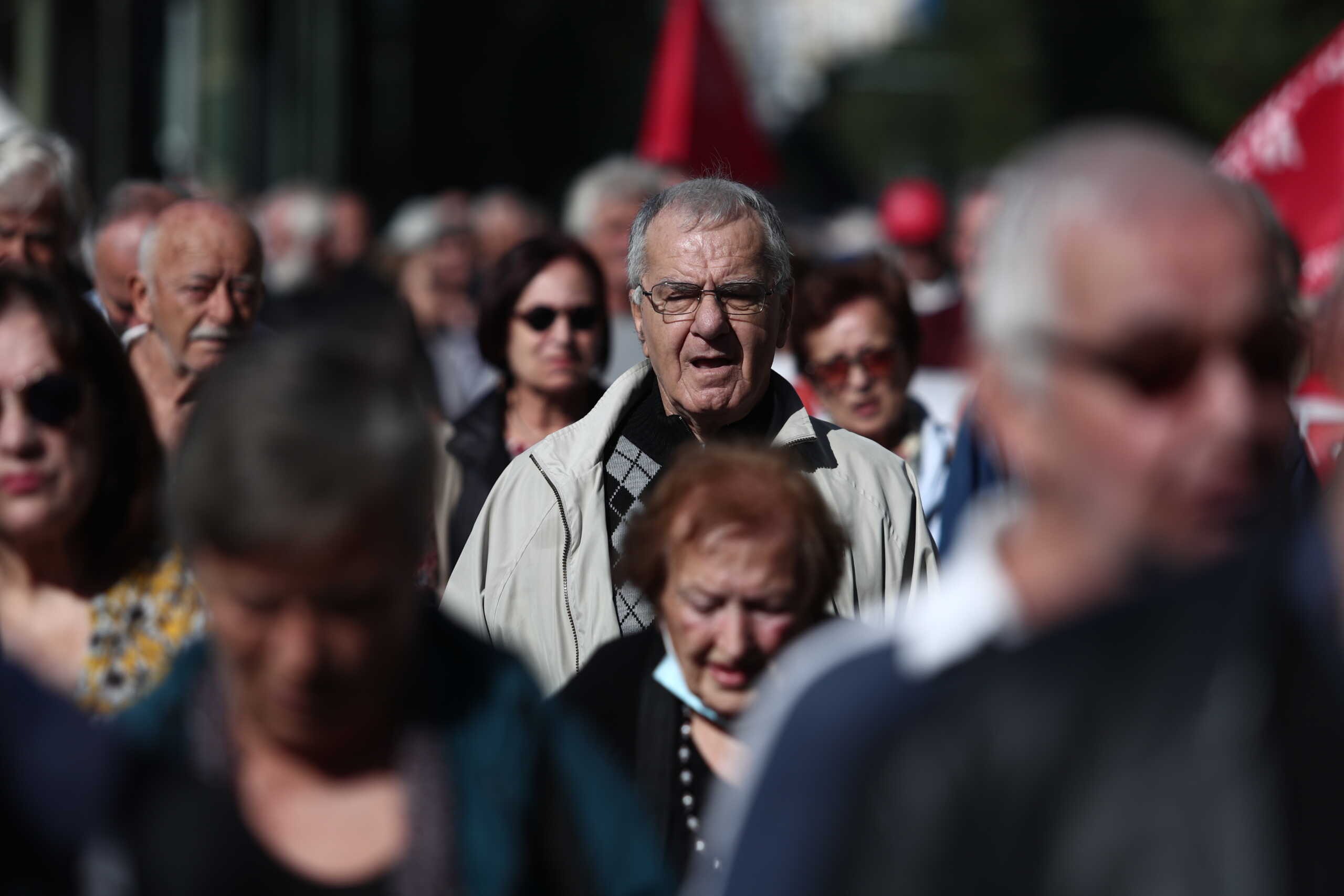 Ασφαλιστικό: Τι προβλέπει η νέα αναλογιστική μελέτη για την εξέλιξη του πληθυσμού και το προσδόκιμο ζωής