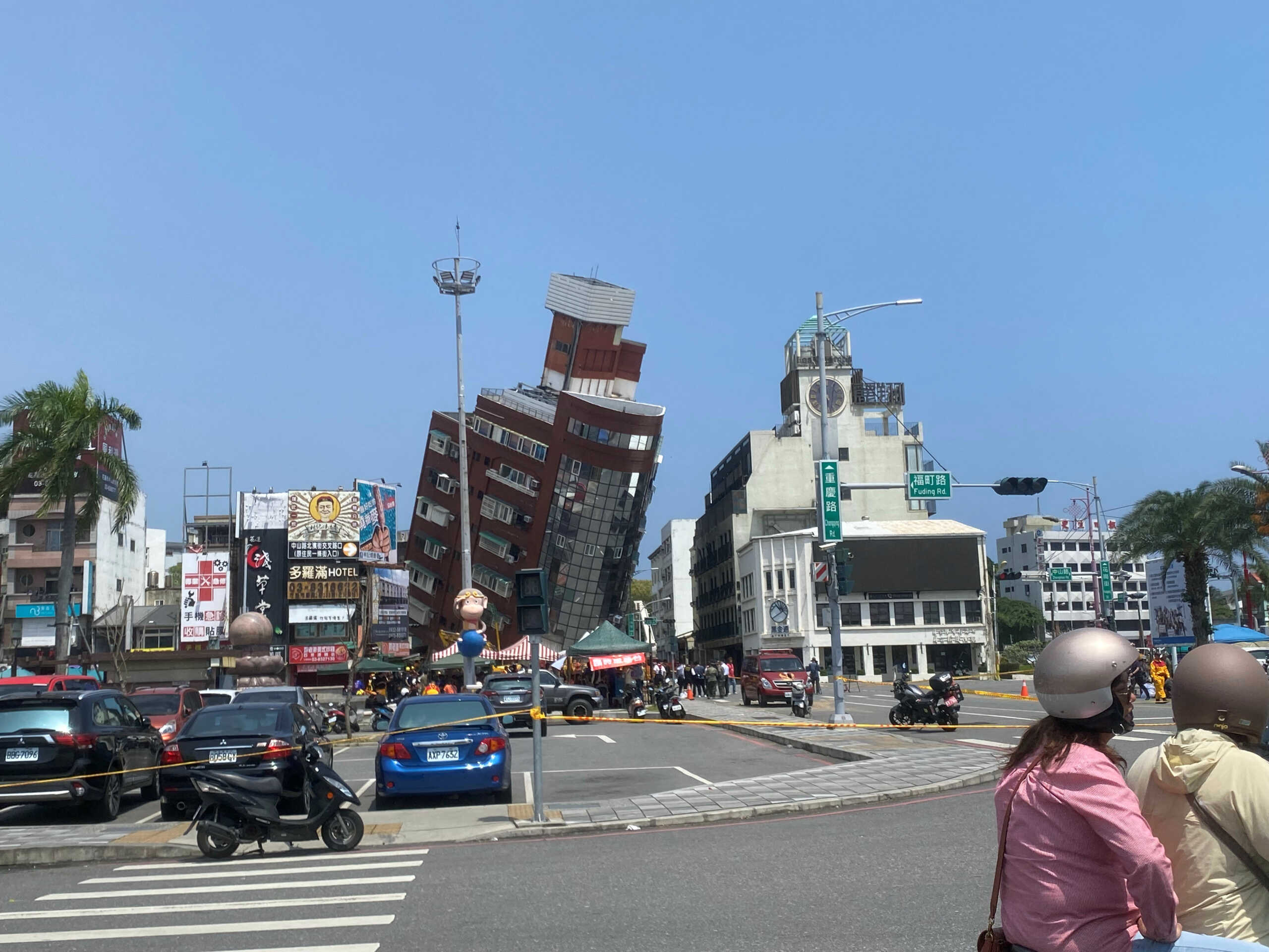 Σεισμός 7,5 ρίχτερ στην Ταϊβάν: Μάχη για τον απεγκλωβισμό 127 ανθρώπων σε σήραγγες και λεωφορεία