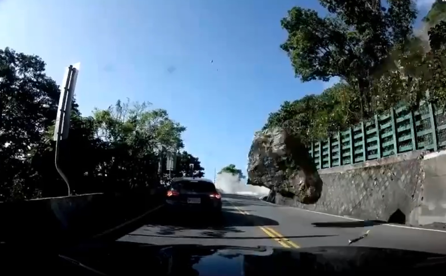 Ταϊβάν: Βράχος πέφτει πάνω σε αυτοκίνητο την ώρα του μεγάλου σεισμού