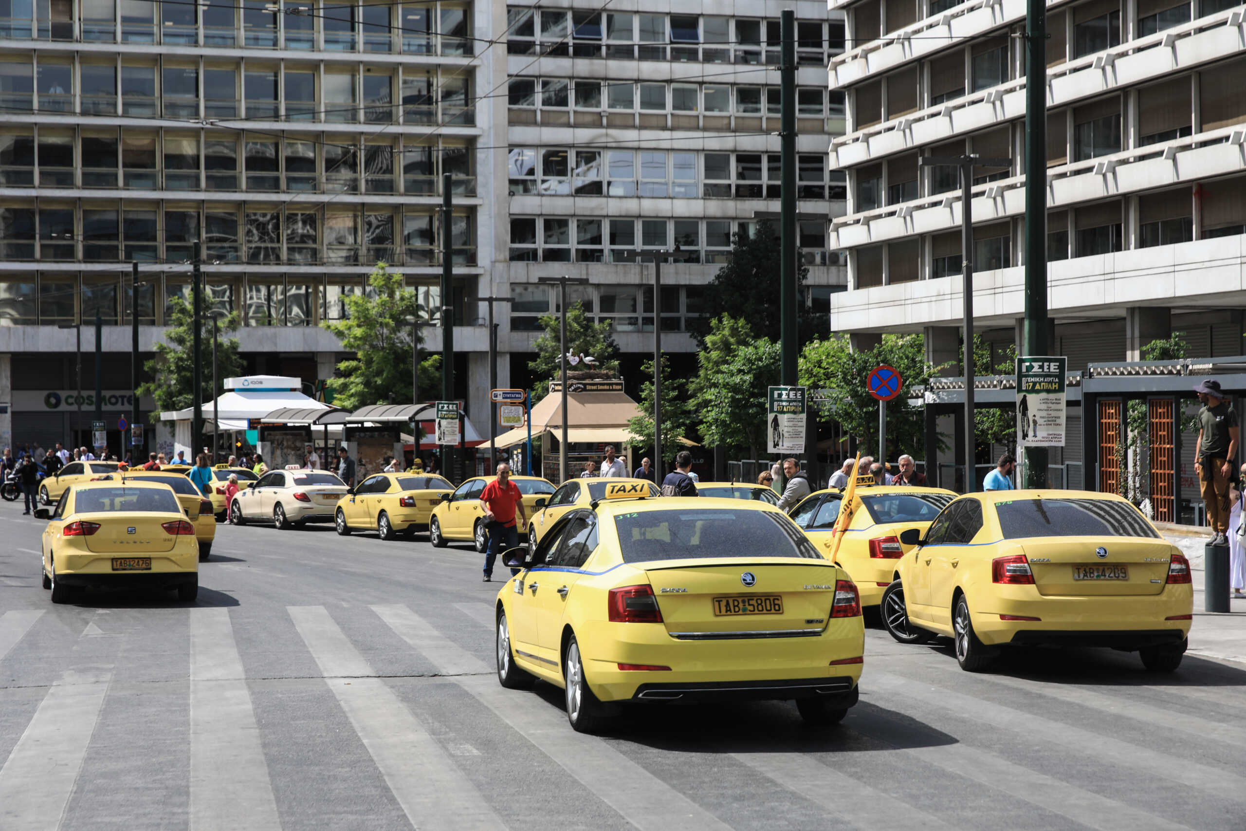 Απεργιακή πορεία των οδηγών ταξί στην Αθήνα, Τετάρτη 17 Απριλίου 2024. 
(ΤΑΤΙΑΝΑ ΜΠΟΛΑΡΗ