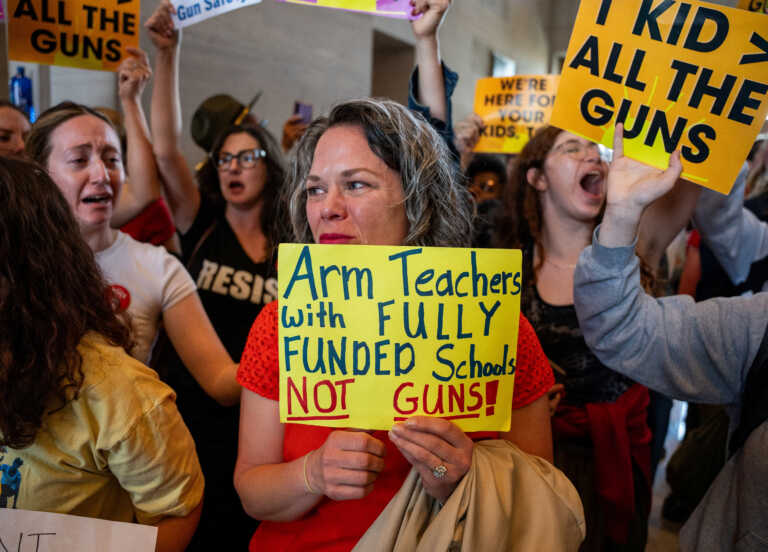 Στις ΗΠΑ η πολιτεία του Τενεσί εγκρίνει την οπλοκατοχή καθηγητών σε σχολεία