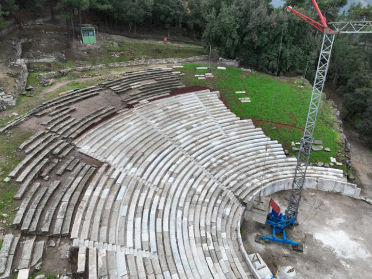 Εικόνες από το αρχαίο θέατρο της Θάσου που αποκαταστάθηκε με το λευκό μάρμαρο του νησιού