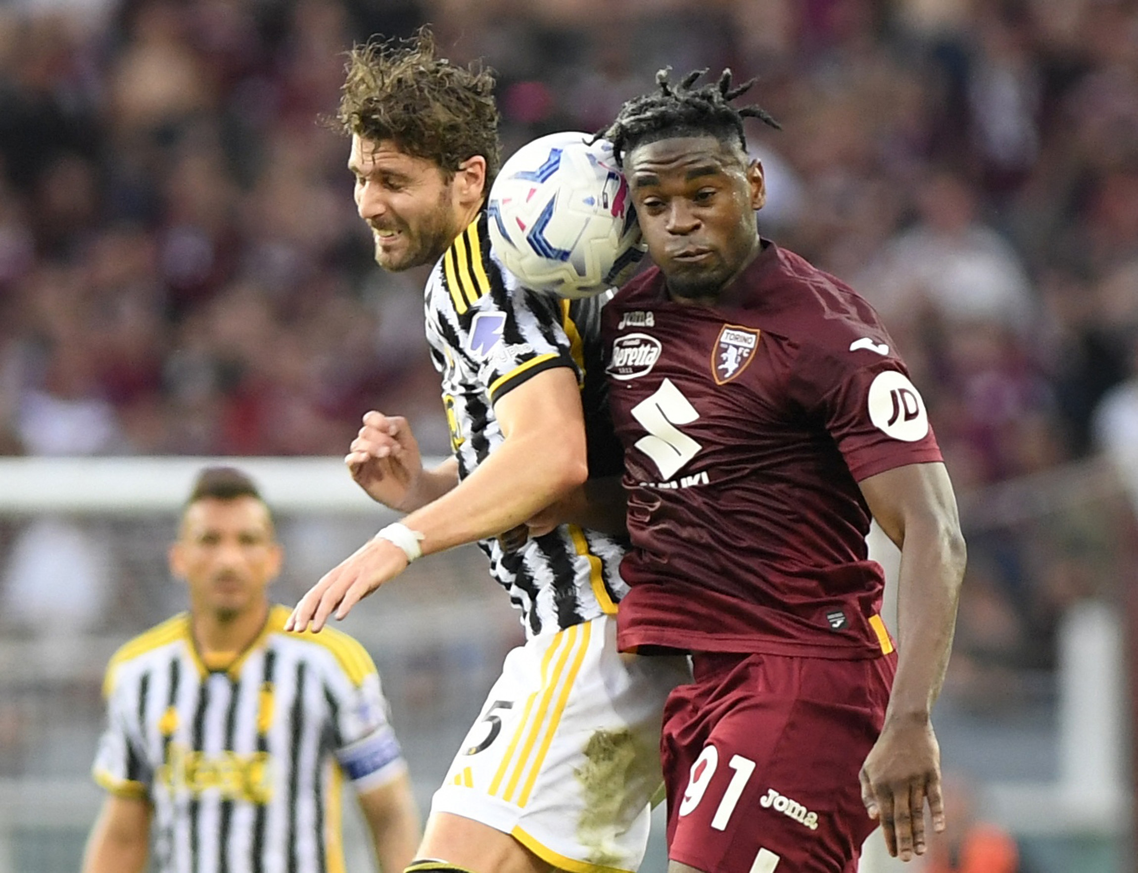 Soccer Football - Serie A - Torino v Juventus - Stadio Olimpico Grande Torino, Turin, Italy - April 13, 2024 Juventus' Manuel Locatelli in action with Torino's Duvan Zapata REUTERS
