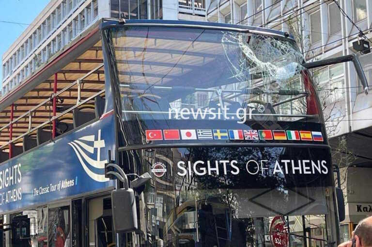 Τροχαίο με διώροφο τουριστικό λεωφορείο και τρόλεϊ στην Πανεπιστημίου – Έξι ελαφρά τραυματίες