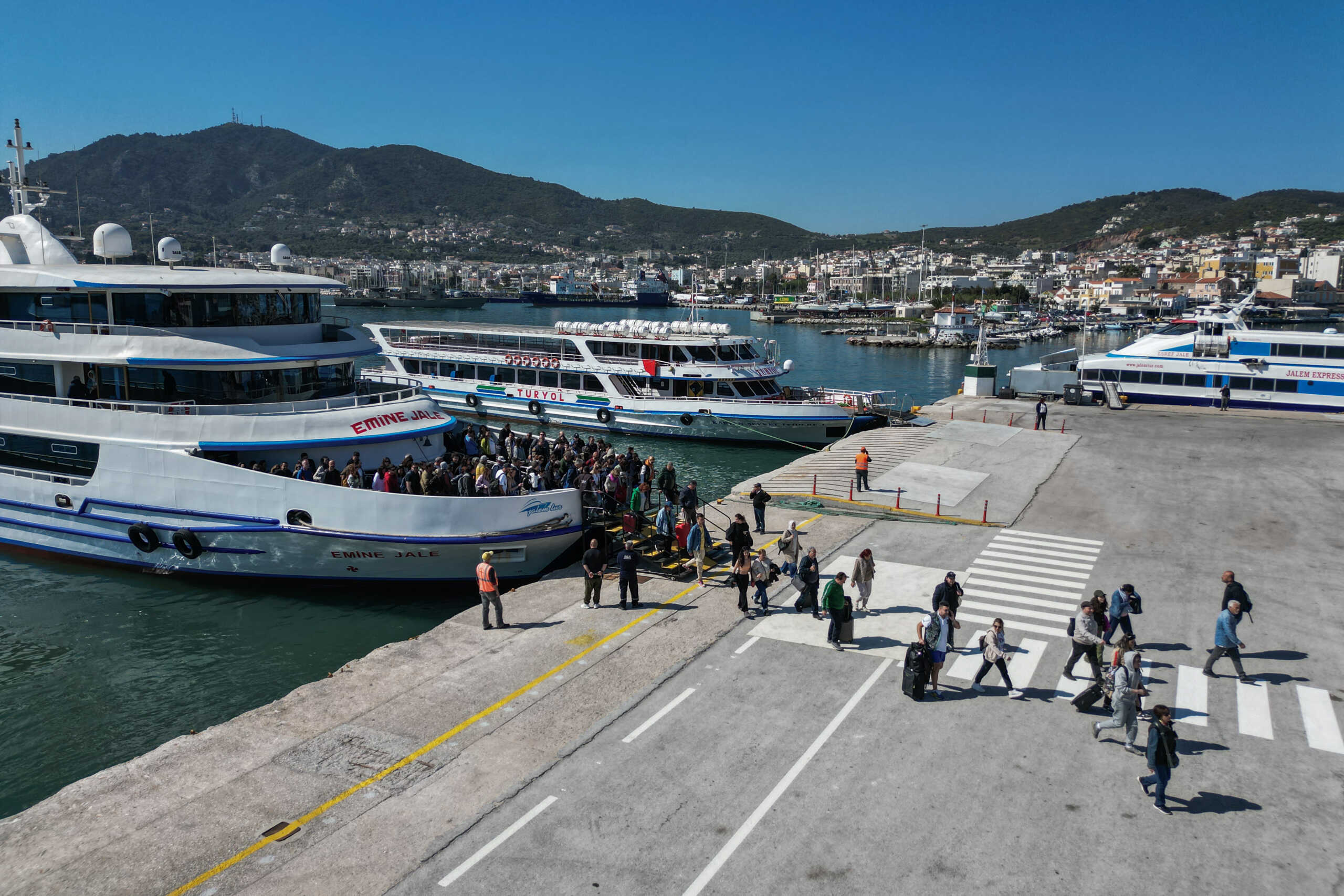 Στιγμιότυπο από την άφιξη τούρκων τουριστών στο λιμάνι της Μυτιλήνης, Πέμπτη 11 Απριλίου 2024. Οι Τούρκοι πολίτες έρχονται στο νησί με αφορμή τις διακοπές της μουσουλμανικής γιορτής του Σεκέρ Μπαϊράμ που γιορτάστηκε από τις 6 ως τις 14 Απριλίου. 
(ΠΑΝΑΓΙΩΤΗΣ ΜΠΑΛΑΣΚΑΣ