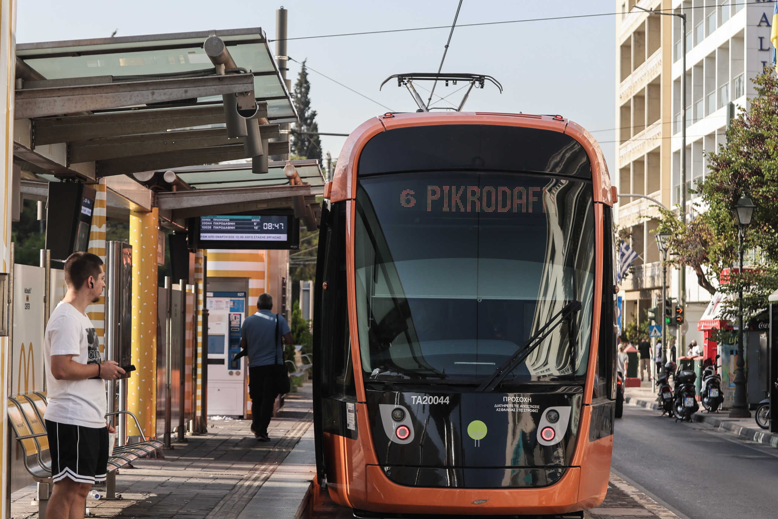 Στιγμιότυπο από σταθμό τραμ στην Αθήνα, Πέμπτη 21 Σεπτεμβρίου 2023. 
(ΓΙΩΡΓΟΣ ΚΟΝΤΑΡΙΝΗΣ