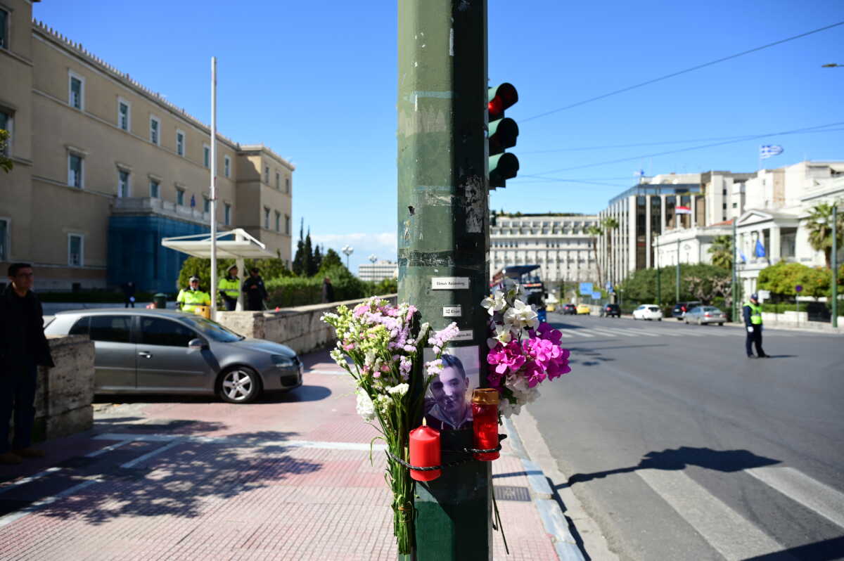 Η οικογένεια και φίλοι του Ιάσονα Λαλαούνη, στο σημείο  έξω από την Βουλή όπου σκοτώθηκε πριν από τρία χρόνια σε τροχαίο δυστύχημα στο οποίο ενεπλάκη ο οδηγός του υπηρεσιακού οχήματος της Ντόρας Μπακογιάννη, Τρίτη 12 Μαρτίου 2024. 
(ΜΙΧΑΛΗΣ ΚΑΡΑΓΙΑΝΝΗΣ