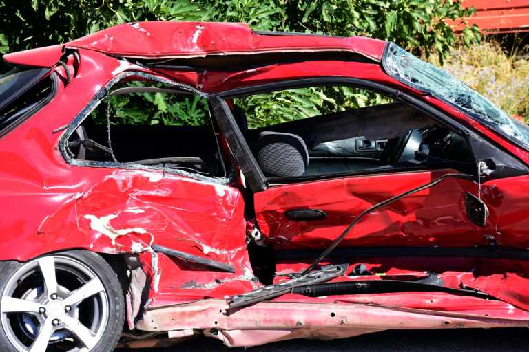 Τροχαίο με δύο τραυματίες στην Αργολίδα - Αυτοκίνητο «καρφώθηκε» με ταχύτητα σε αυλόπορτα σπιτιού