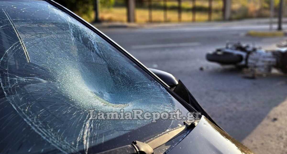 Λαμία: Σοβαρό τροχαίο με αυτοκίνητο να παρασύρει μηχανή, τραυματίστηκε ο οδηγός της