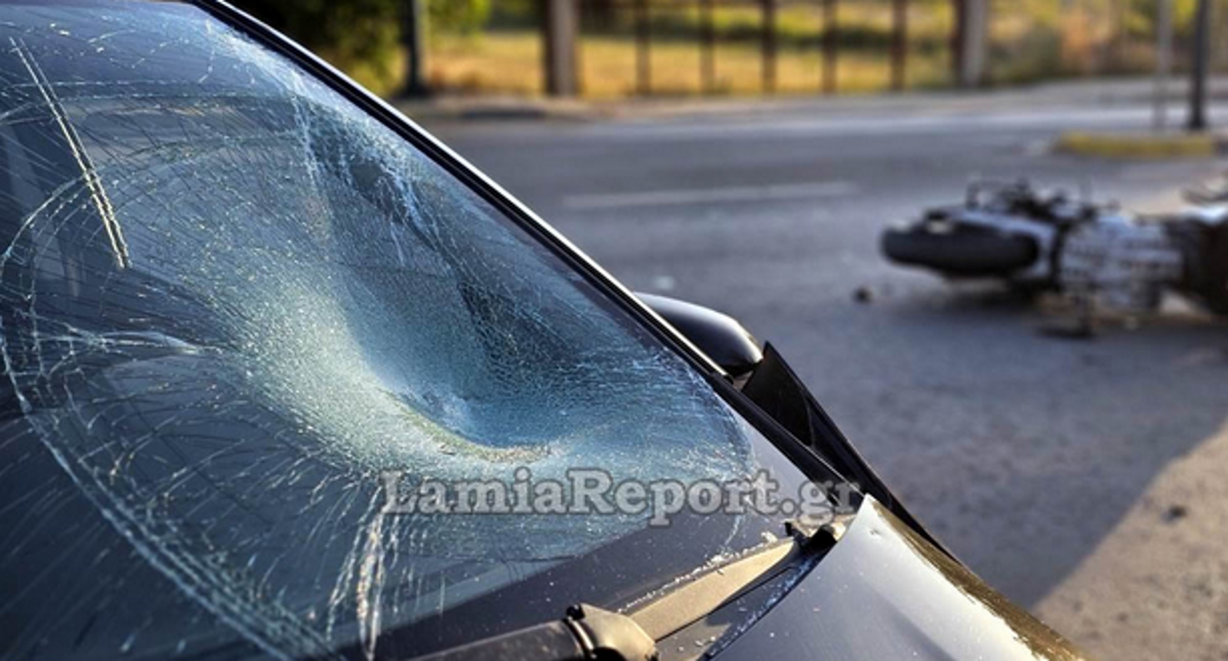 Λαμία: Σοβαρό τροχαίο με αυτοκίνητο να παρασύρει μηχανή, τραυματίστηκε ο οδηγός της