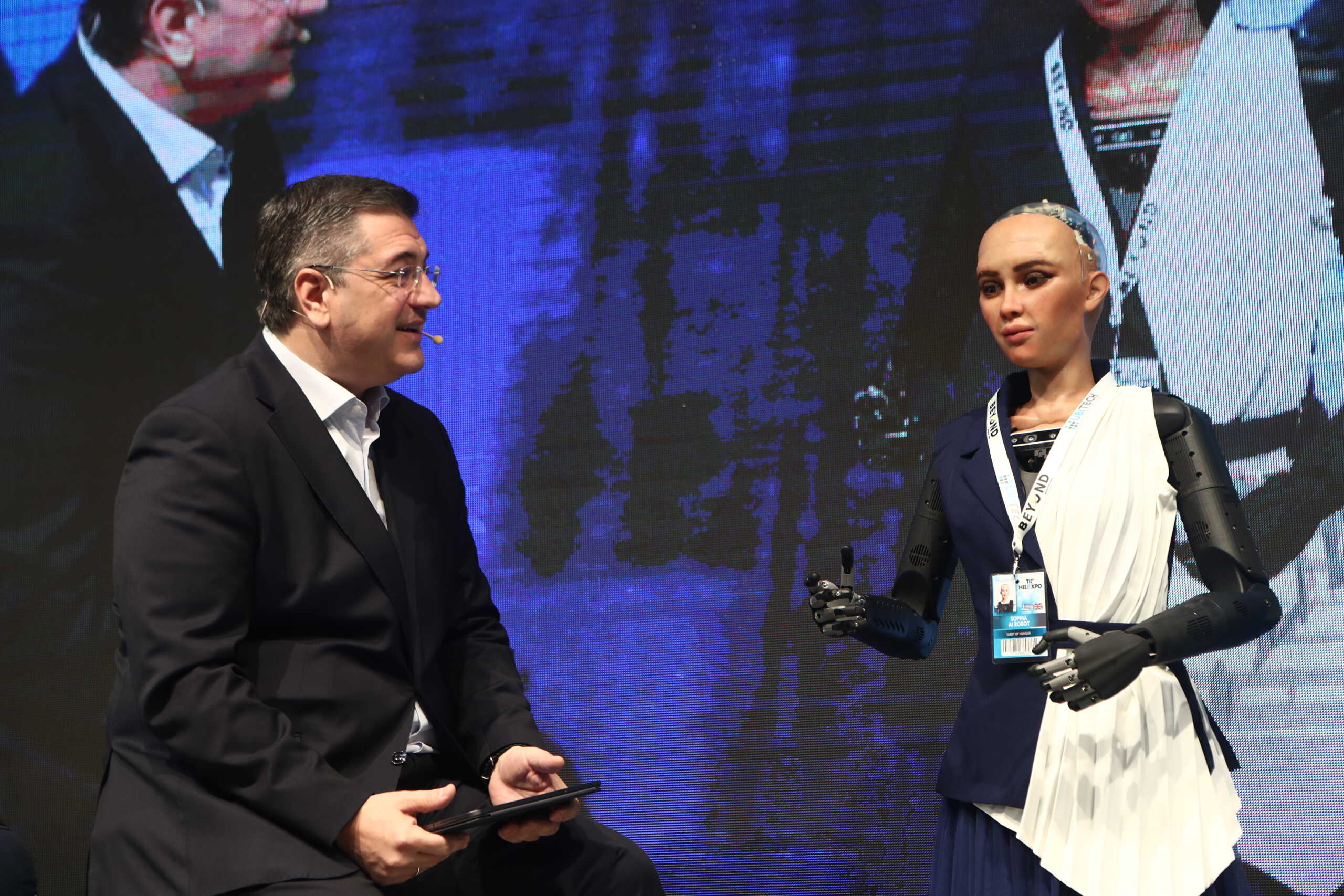 Η Sophia the robot στη Θεσσαλονίκη: «Γειά σου Τζίτζι, σαν τη Χαλκιδική δεν έχει»