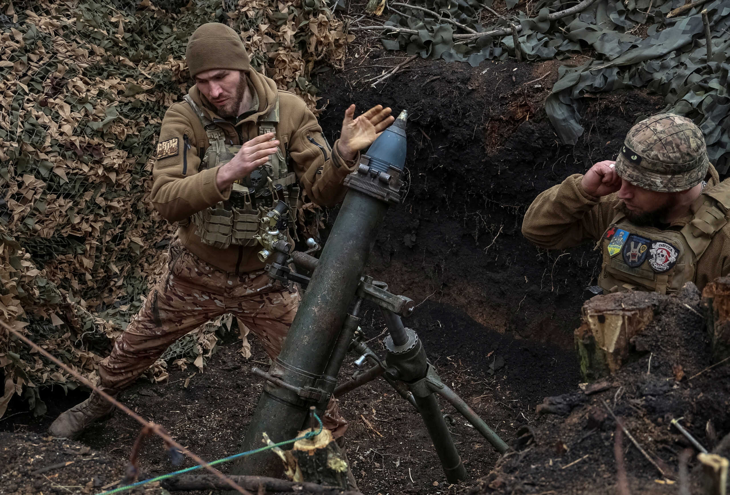 FILE PHOTO: Ukrainian servicemen of the 28th Separate Mechanized Brigade fire a 120-mm mortar towards Russian troops at a frontline, amid Russia's attack on Ukraine, near the town of Bakhmut, Ukraine March 15, 2024. REUTERS