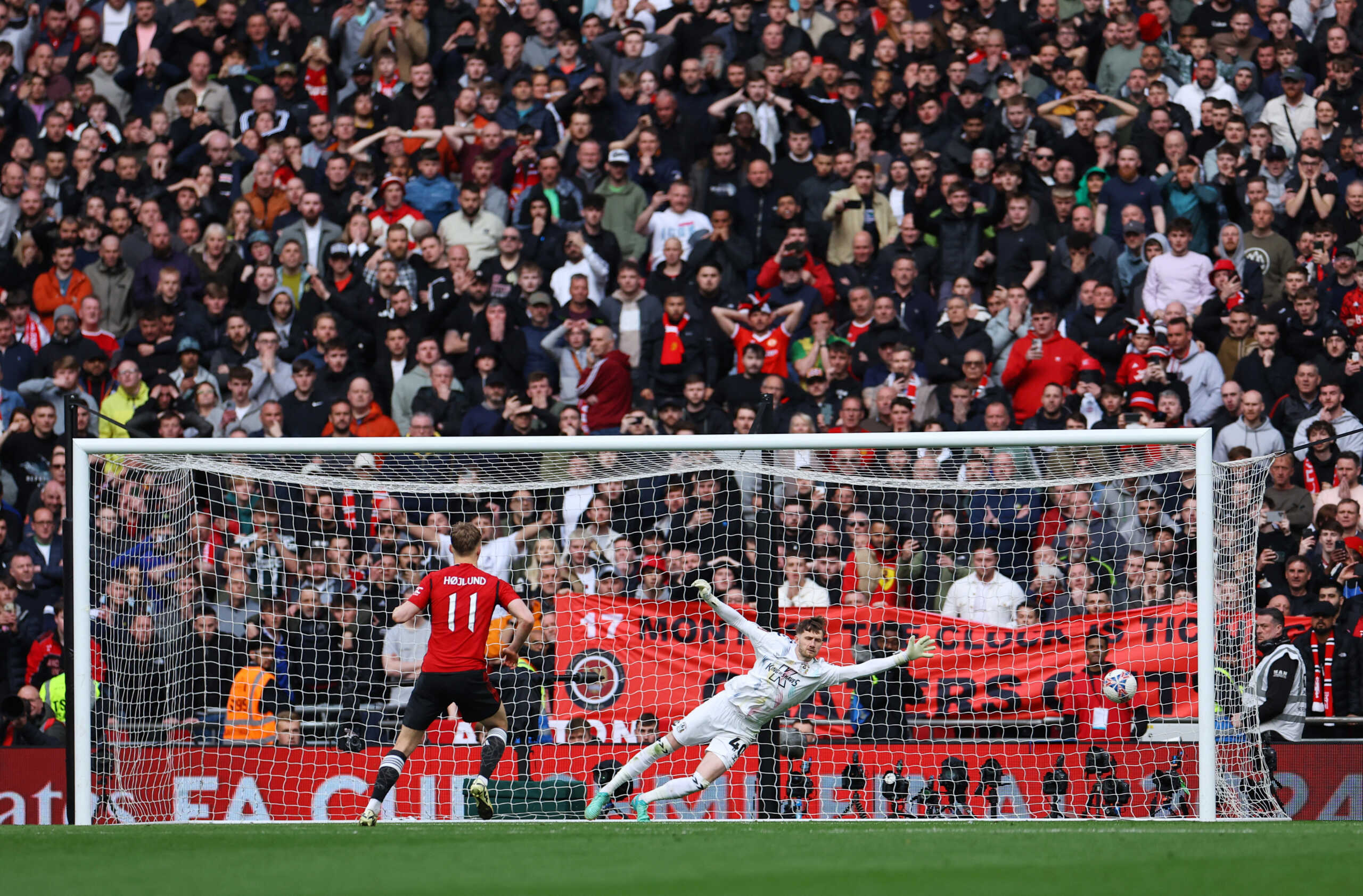 Soccer Football - FA Cup - Semi Final - Coventry City v Manchester United - Wembley Stadium, London, Britain - April 21, 2024 Manchester United's Rasmus Hojlund scores the winning penalty in the penalty shootout REUTERS
