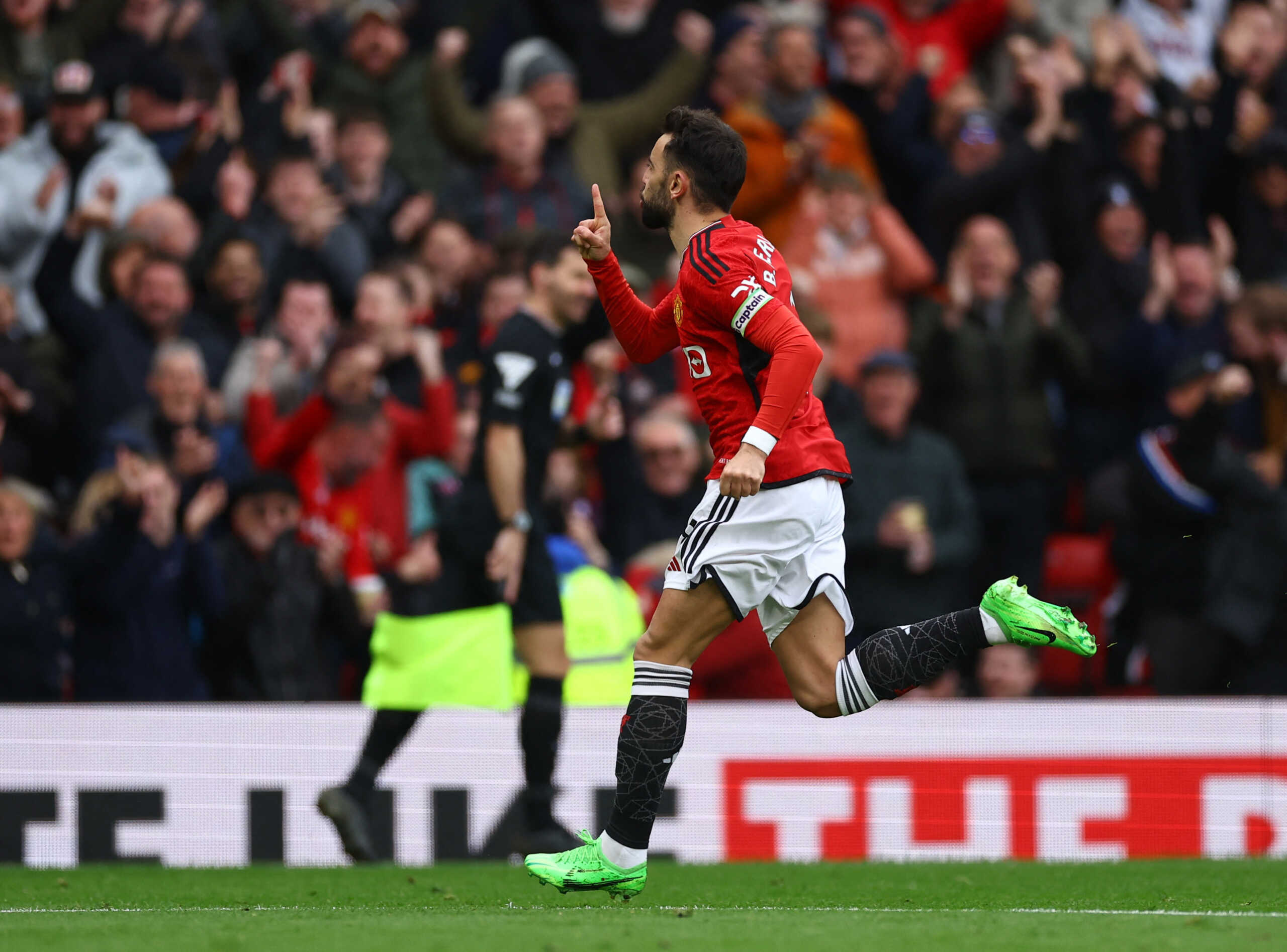 Soccer Football - Premier League - Manchester United v Liverpool - Old Trafford, Manchester, Britain - April 7, 2024  Manchester United's Bruno Fernandes celebrates scoring their first goal REUTERS