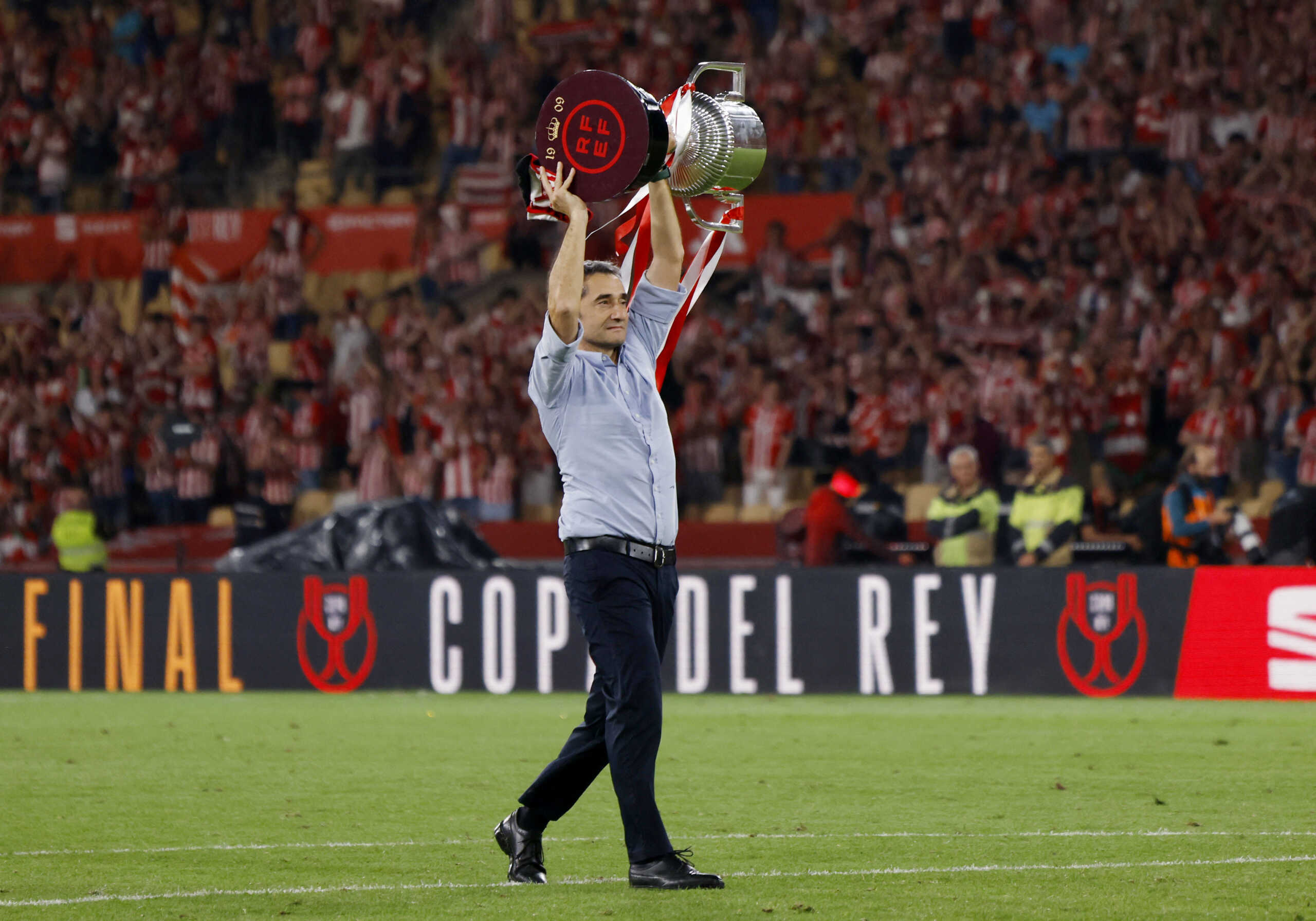 Soccer Football - Copa del Rey - Final - Athletic Bilbao v RCD Mallorca - Estadio de La Cartuja, Seville, Spain - April 7, 2024 Athletic Bilbao coach Ernesto Valverde celebrates winning the Copa del Rey with the trophy REUTERS