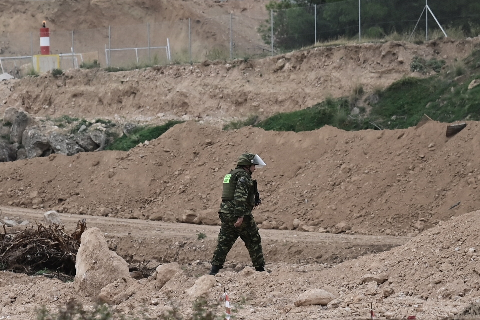 Επιχείρηση εξουδετέρωσης βόμβας του Β' Παγκοσμίου που βρέθηκε στον χώρο του πρώην αεροδρομίου στο Ελληνικό, Πέμπτη 26 Οκτωβρίου 2023. 
(ΜΙΧΑΛΗΣ ΚΑΡΑΓΙΑΝΝΗΣ