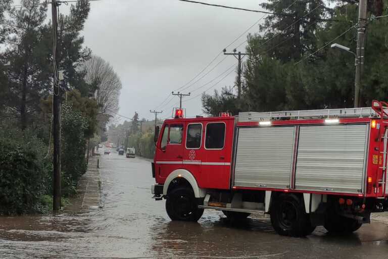 Η κακοκαιρία χτύπησε τη Θεσσαλία: «Ποτάμια» οι δρόμοι σε Καρδίτσα και Νότιο Πήλιο - Σε ποιες περιοχές χιόνισε