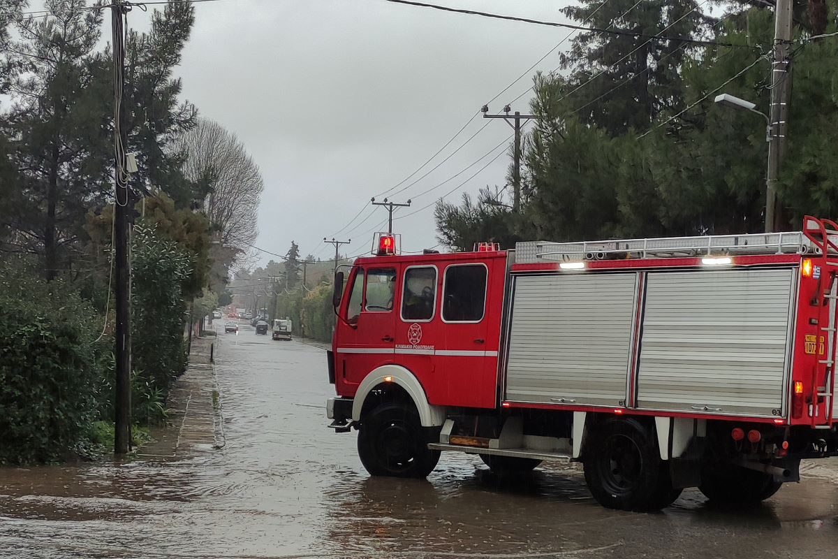 Καιρός: Πλημμύρισαν οι δρόμοι σε Καρδίτσα και Νότιο Πήλιο – Σε ποιες περιοχές χιόνισε