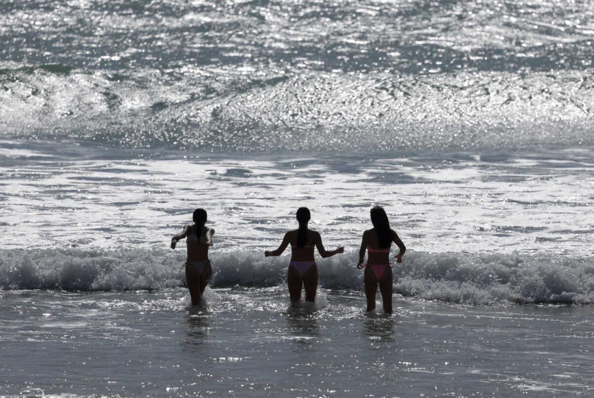 «Βράζει» η επιφάνεια της θάλασσας – Σε ποιες περιοχές η θερμοκρασία πέρασε ήδη τους 20 βαθμούς